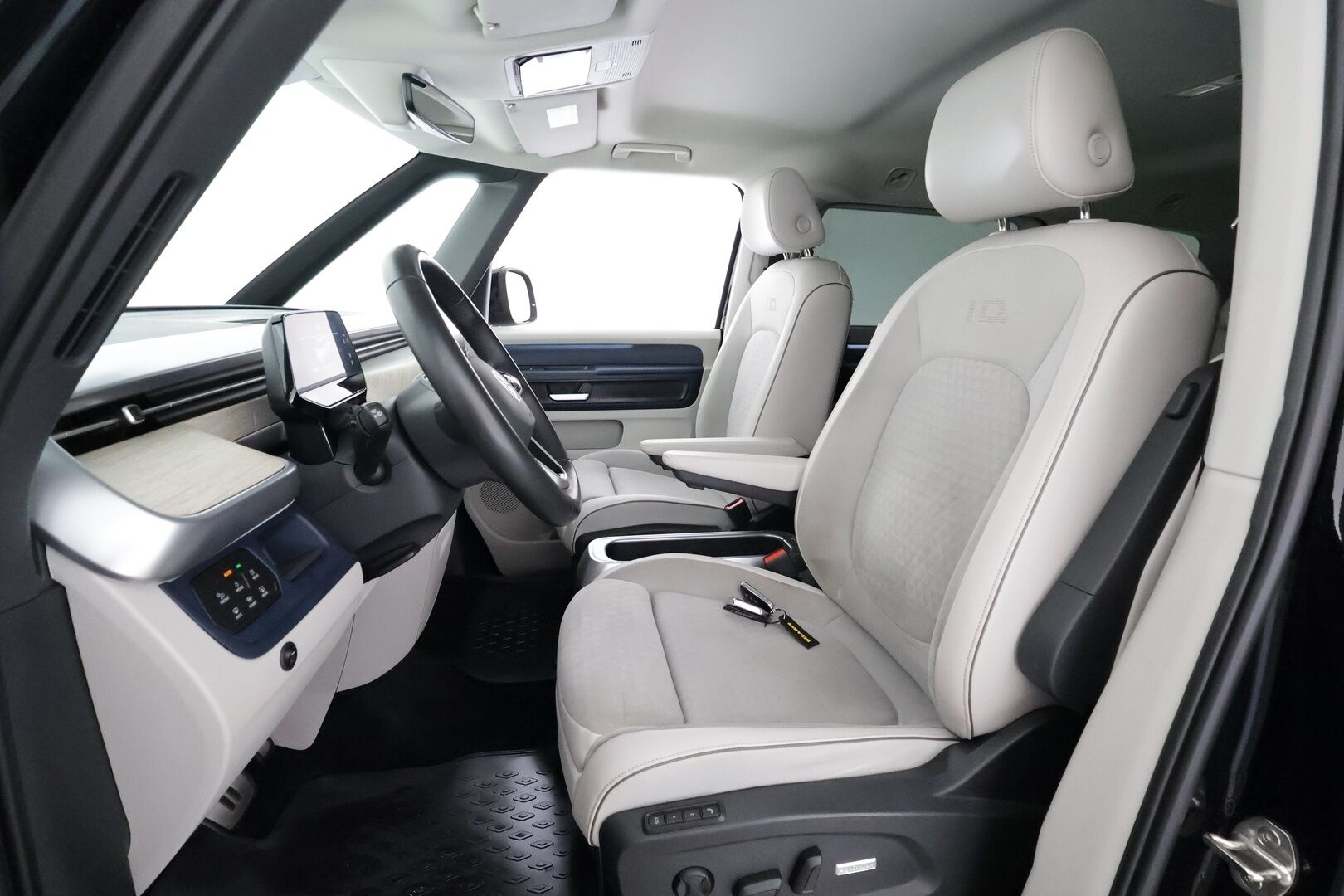 VOLKSWAGEN ID. BUZZ 2024 82kWh 150kW - | Koukku | ACC | Matrix-LED | 360 | Hierovat Sporttipenkit Muistilla | Navi | Kaistavahti | Keyless | Merkkihuollot |