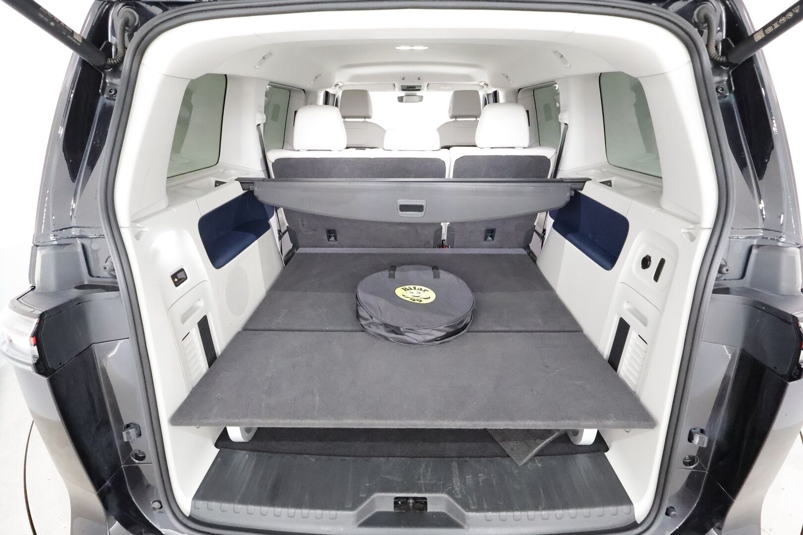 VOLKSWAGEN ID. BUZZ 2024 82kWh 150kW - | Koukku | ACC | Matrix-LED | 360 | Hierovat Sporttipenkit Muistilla | Navi | Kaistavahti | Keyless | Merkkihuollot |