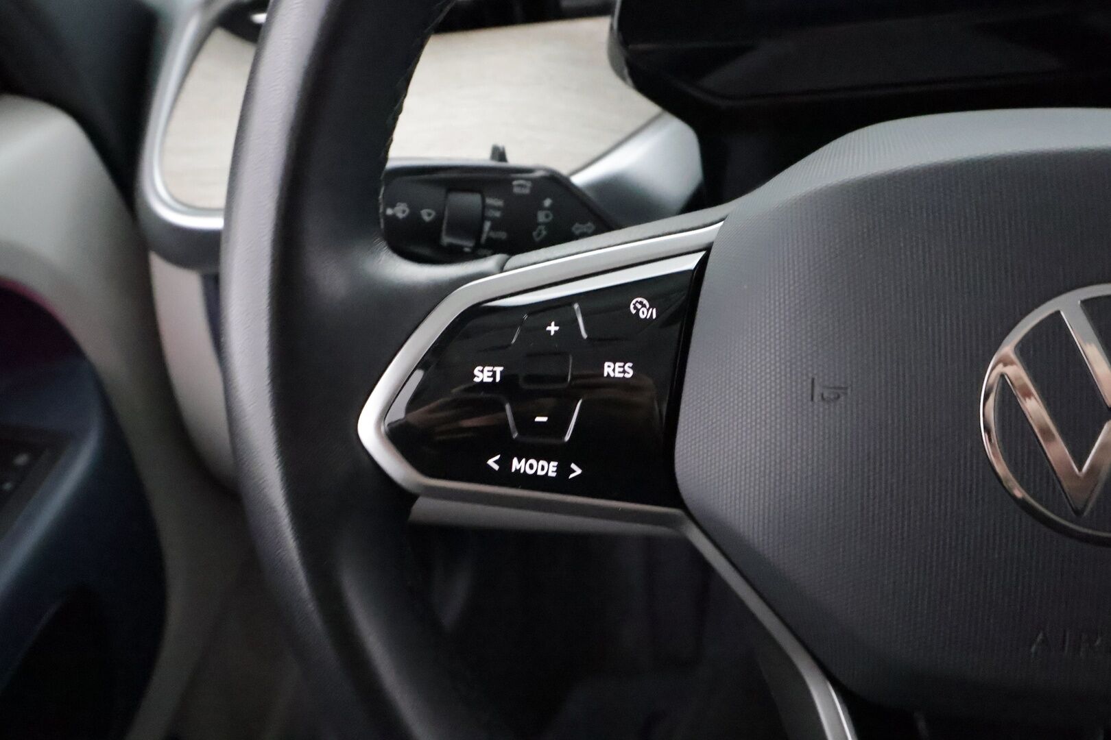 VOLKSWAGEN ID. BUZZ 2024 82kWh 150kW - | Koukku | ACC | Matrix-LED | 360 | Hierovat Sporttipenkit Muistilla | Navi | Kaistavahti | Keyless | Merkkihuollot |