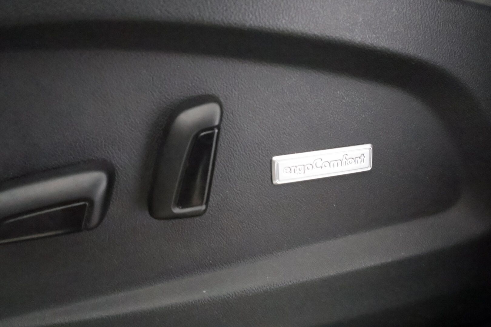VOLKSWAGEN ID. BUZZ 2024 82kWh 150kW - | Koukku | ACC | Matrix-LED | 360 | Hierovat Sporttipenkit Muistilla | Navi | Kaistavahti | Keyless | Merkkihuollot |