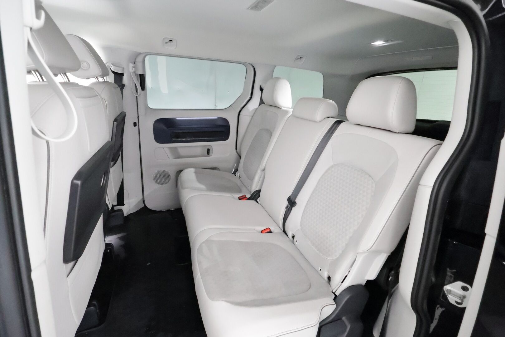 VOLKSWAGEN ID. BUZZ 2024 82kWh 150kW - | Koukku | ACC | Matrix-LED | 360 | Hierovat Sporttipenkit Muistilla | Navi | Kaistavahti | Keyless | Merkkihuollot |