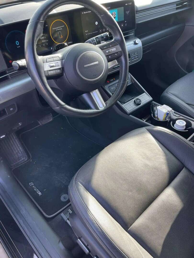 Hyundai KONA Electric 2024 65 kWh 217 hv Premium - | ACC | ILP | Koukku | Relax nahat ilmastoinnilla | HUD | 360° | BOSE | Muistipenkki | V2L | HDA | BSM | CTA | Keyless | Ambient | 2x renkaat aluin |