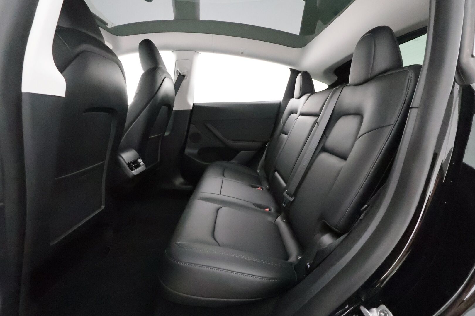 TESLA MODEL Y 2023 Long Range Dual Motor AWD ** Koukku / Lämpöpumppu / Lasikatto / Adapt.Vakkari / Matrix-LED / Muistipenkki / Kamera** - 3,99 % KORKOTARJOUS TÄHÄN AUTOON - Navi / Kaistavahti / Premium Audio / KeylessGO / Akku Testattu!