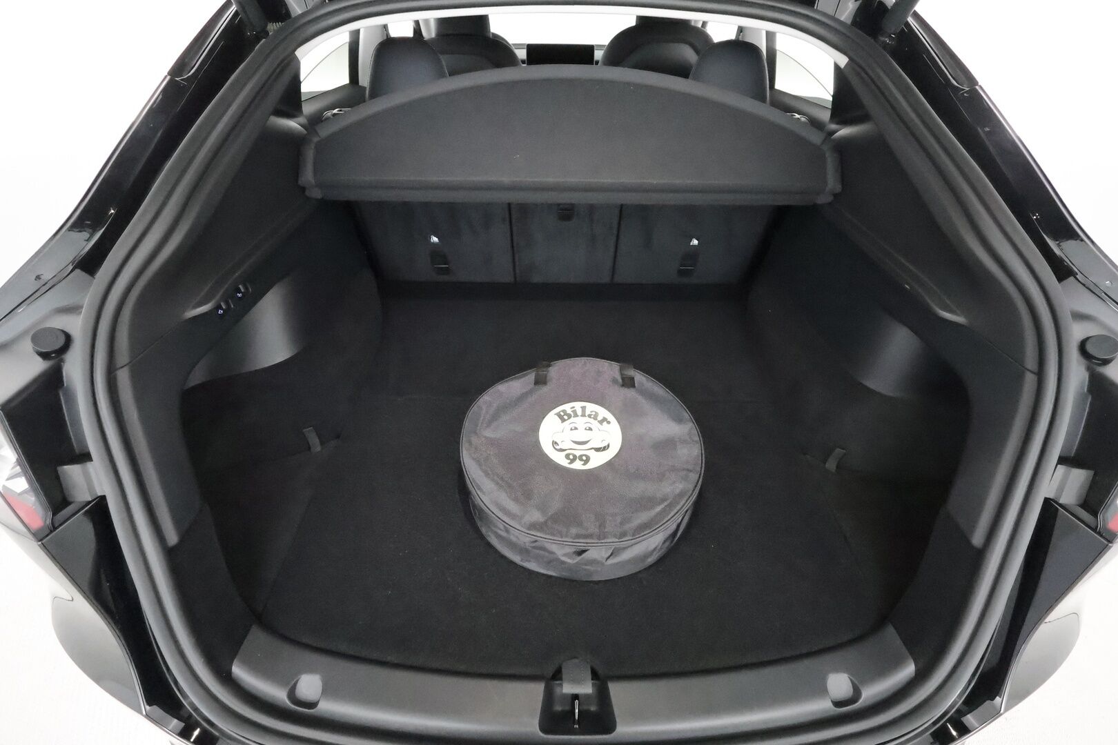 TESLA MODEL Y 2023 Long Range Dual Motor AWD ** Koukku / Lämpöpumppu / Lasikatto / Adapt.Vakkari / Matrix-LED / Muistipenkki / Kamera** - 3,99 % KORKOTARJOUS TÄHÄN AUTOON - Navi / Kaistavahti / Premium Audio / KeylessGO / Akku Testattu!