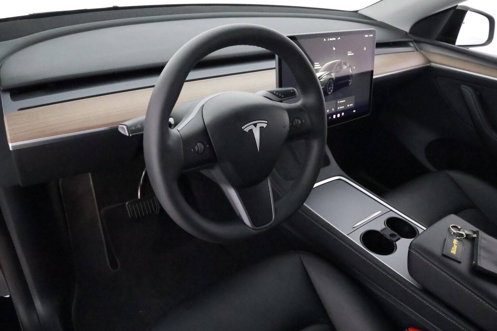 TESLA MODEL Y 2023 Long Range Dual Motor AWD ** Koukku / Lämpöpumppu / Lasikatto / Adapt.Vakkari / Matrix-LED / Muistipenkki / Kamera** - 3,99 % KORKOTARJOUS TÄHÄN AUTOON - Navi / Kaistavahti / Premium Audio / KeylessGO / Akku Testattu!
