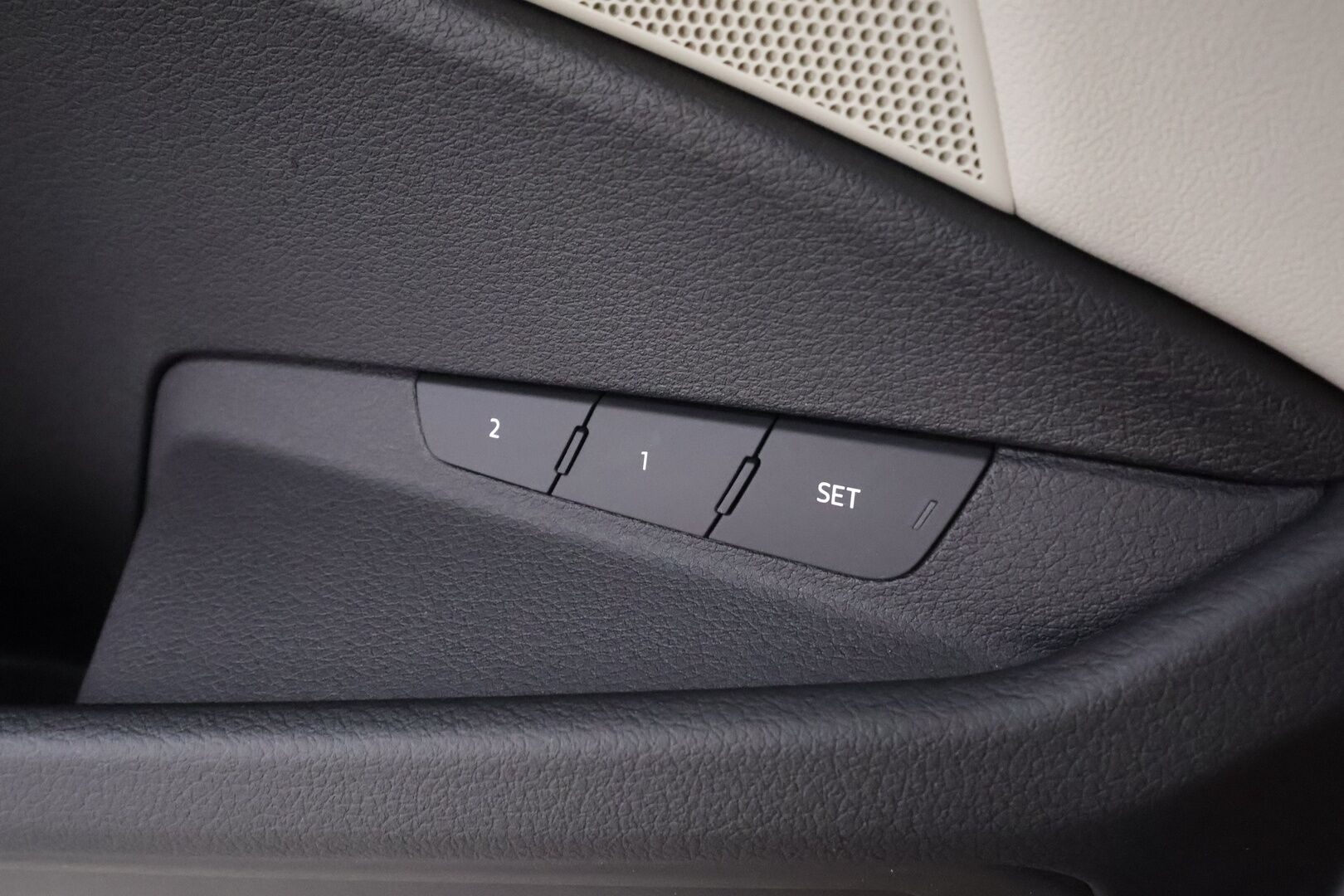 AUDI Q8 E-TRON 2024 55 - | ACC | Lisälämmitin | Koukku | Ilma-alusta | Matrix LED | Muistipenkki | P.Kamera | Nahat | Apple&Android | Merkkihuollettu |