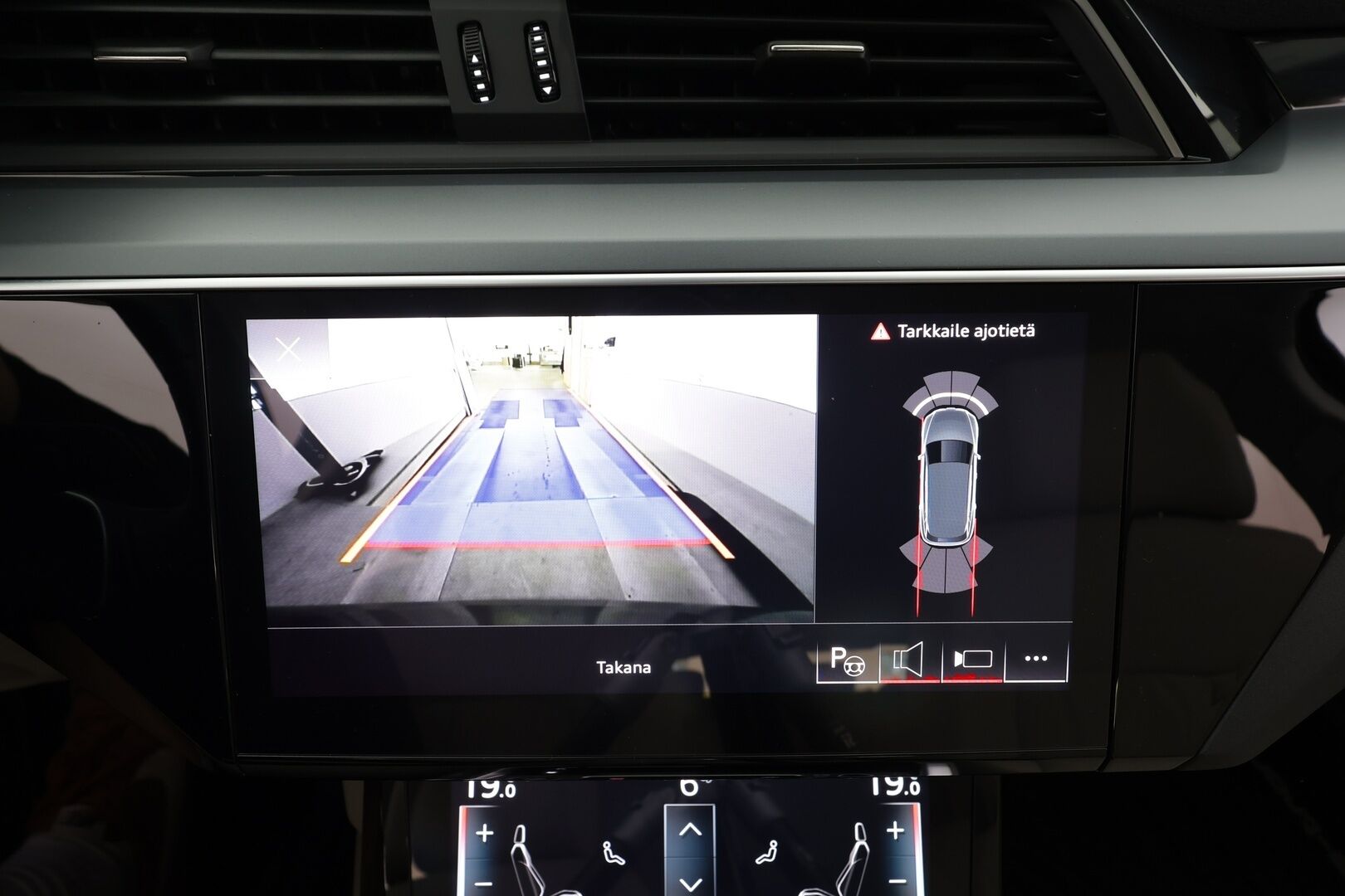 AUDI Q8 E-TRON 2024 55 - | ACC | Lisälämmitin | Koukku | Ilma-alusta | Matrix LED | Muistipenkki | P.Kamera | Nahat | Apple&Android | Merkkihuollettu |