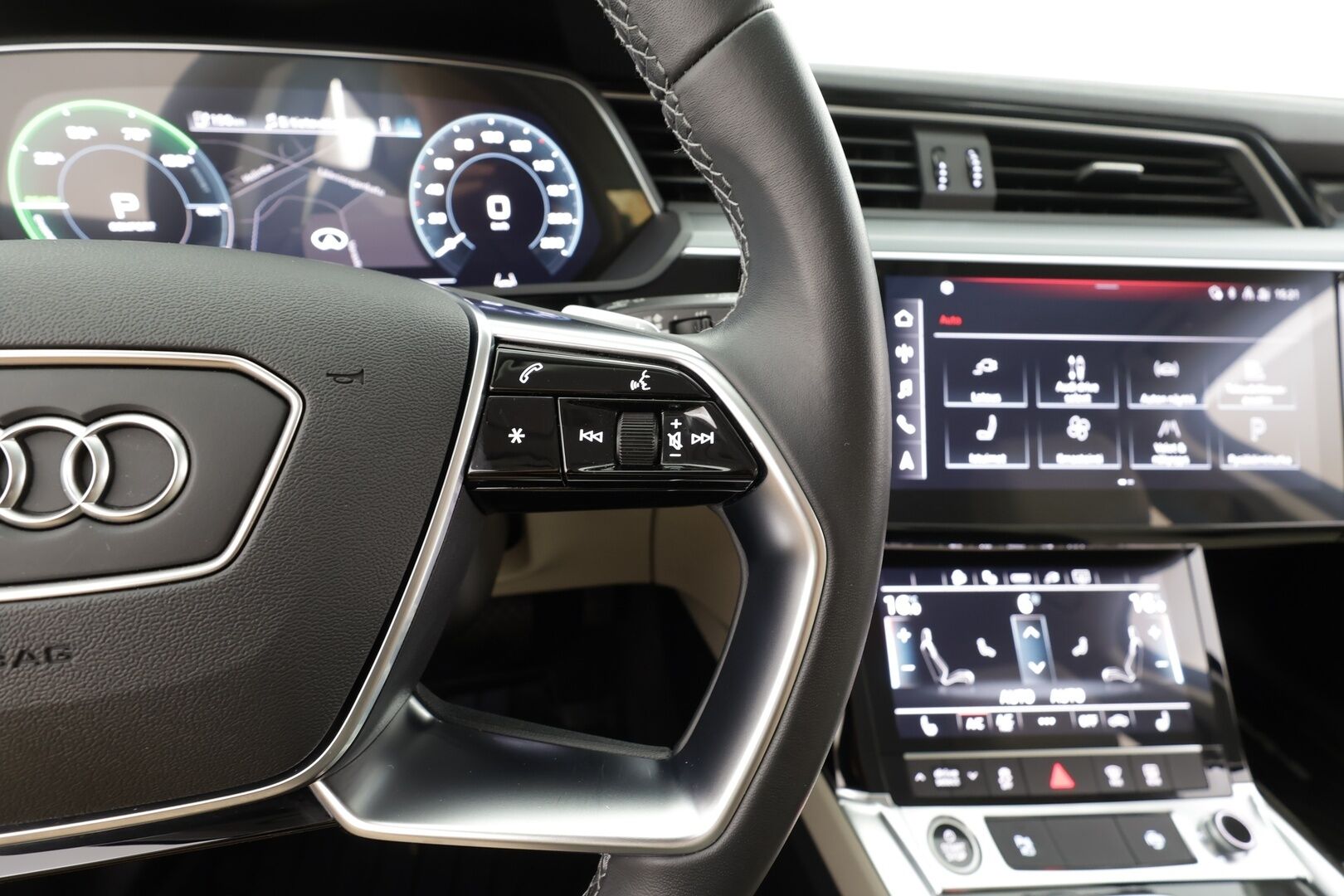 AUDI Q8 E-TRON 2024 55 - | ACC | Lisälämmitin | Koukku | Ilma-alusta | Matrix LED | Muistipenkki | P.Kamera | Nahat | Apple&Android | Merkkihuollettu |