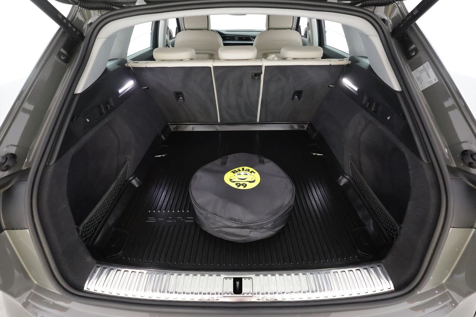 AUDI Q8 E-TRON 2024 55 - | ACC | Lisälämmitin | Koukku | Ilma-alusta | Matrix LED | Muistipenkki | P.Kamera | Nahat | Apple&Android | Merkkihuollettu |