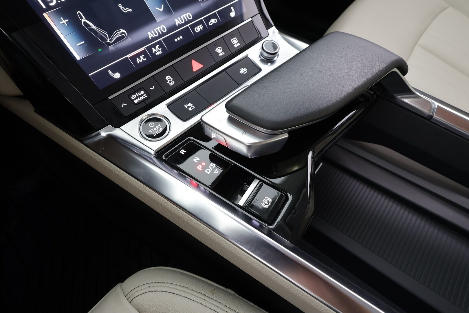 AUDI Q8 E-TRON 2024 55 - | ACC | Lisälämmitin | Koukku | Ilma-alusta | Matrix LED | Muistipenkki | P.Kamera | Nahat | Apple&Android | Merkkihuollettu |