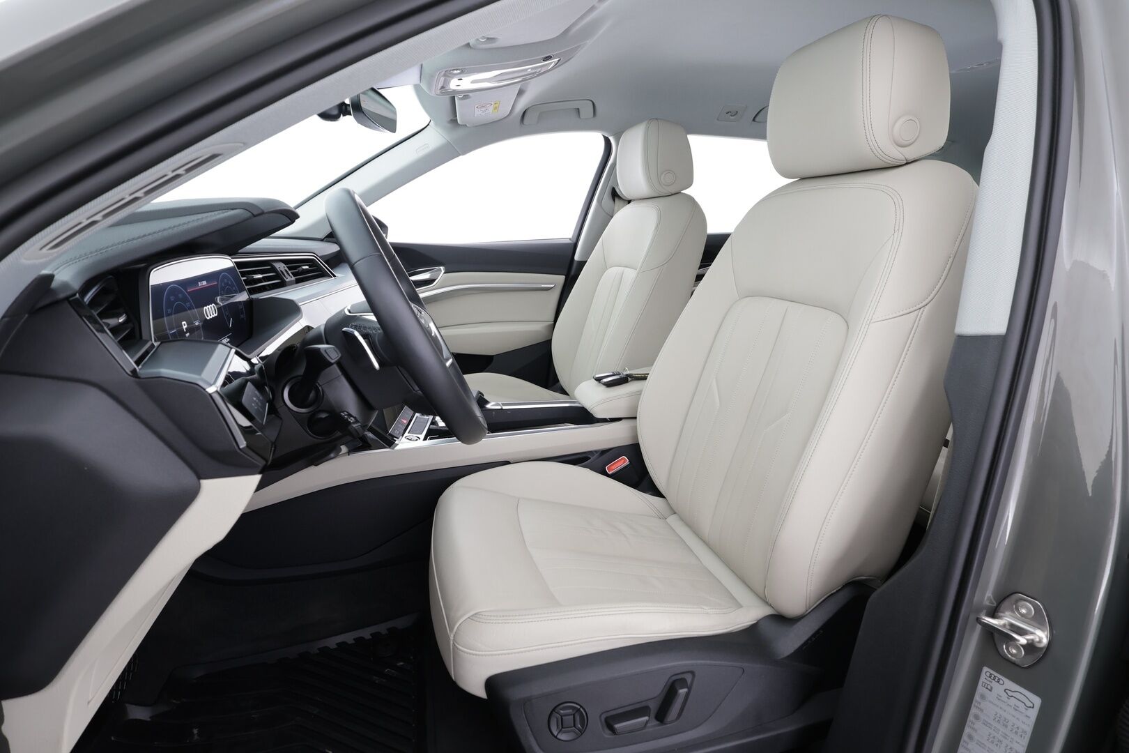 AUDI Q8 E-TRON 2024 55 - | ACC | Lisälämmitin | Koukku | Ilma-alusta | Matrix LED | Muistipenkki | P.Kamera | Nahat | Apple&Android | Merkkihuollettu |