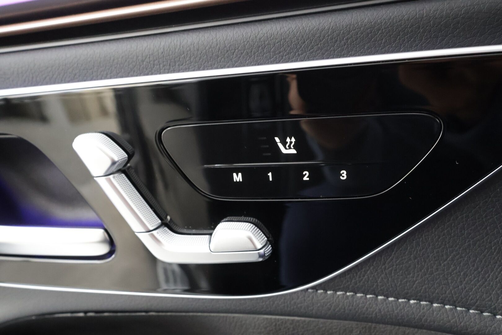 MERCEDES-BENZ EQE SUV 2023 350 4Matic * Distronic+ / Digital Light / 360° / Burmester / Muistipenkit / Panorama / Navi / KeylessGo / Koukku / ILP * - Kahdet renkaat aluvanteilla 