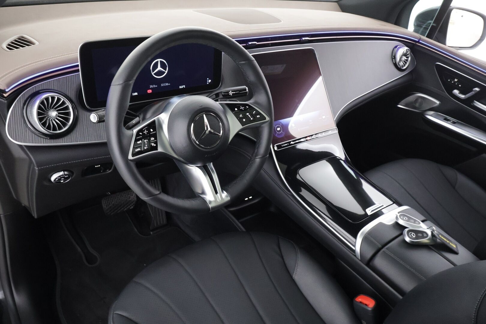 MERCEDES-BENZ EQE SUV 2023 350 4Matic * Distronic+ / Digital Light / 360° / Burmester / Muistipenkit / Panorama / Navi / KeylessGo / Koukku / ILP * - Kahdet renkaat aluvanteilla 