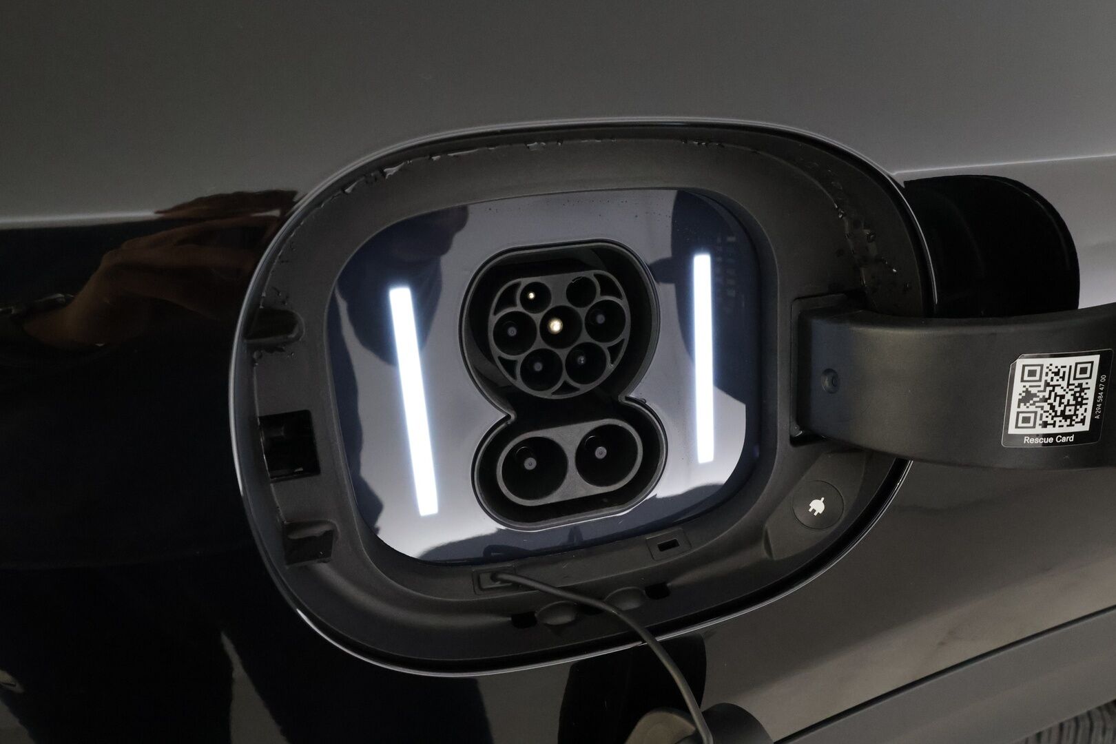 MERCEDES-BENZ EQE SUV 2023 350 4Matic * Distronic+ / Digital Light / 360° / Burmester / Muistipenkit / Panorama / Navi / KeylessGo / Koukku / ILP * - Kahdet renkaat aluvanteilla 