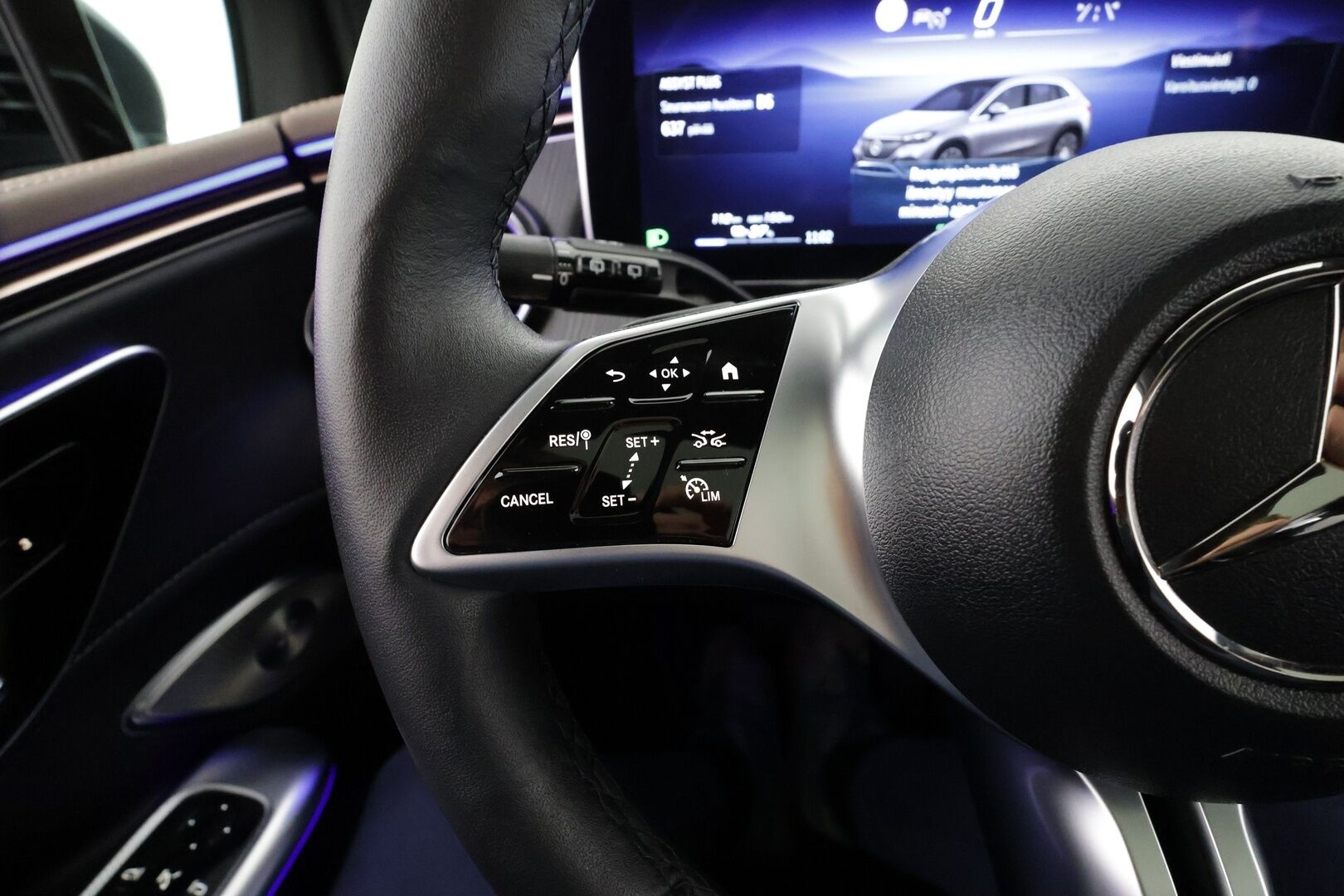 MERCEDES-BENZ EQE SUV 2023 350 4Matic * Distronic+ / Digital Light / 360° / Burmester / Muistipenkit / Panorama / Navi / KeylessGo / Koukku / ILP * - Kahdet renkaat aluvanteilla 