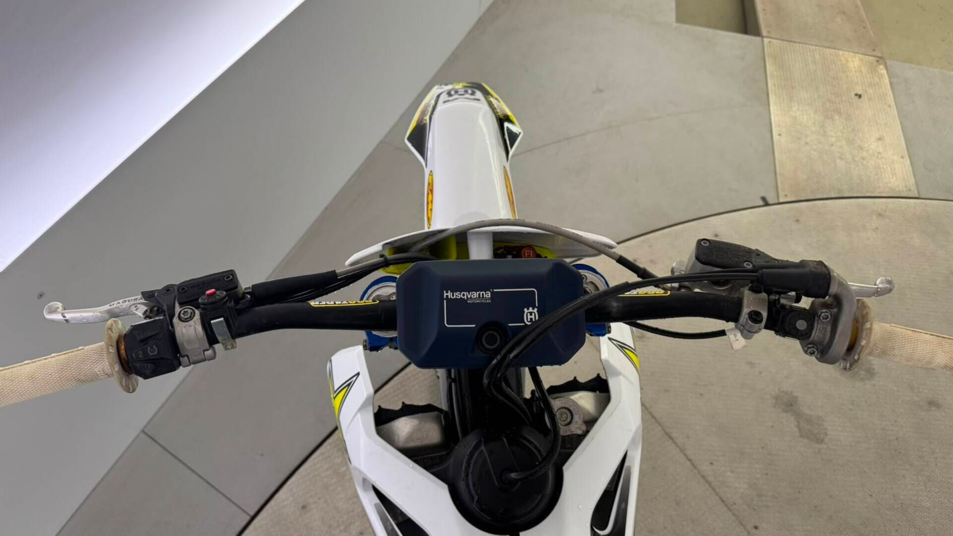 HUSQVARNA FC 2022 450 - ROCKSTAR Edition | FMF Putkisto | WP Iskunvaimentimet | Luistonesto | Moottorikartat | 138h ajettu 