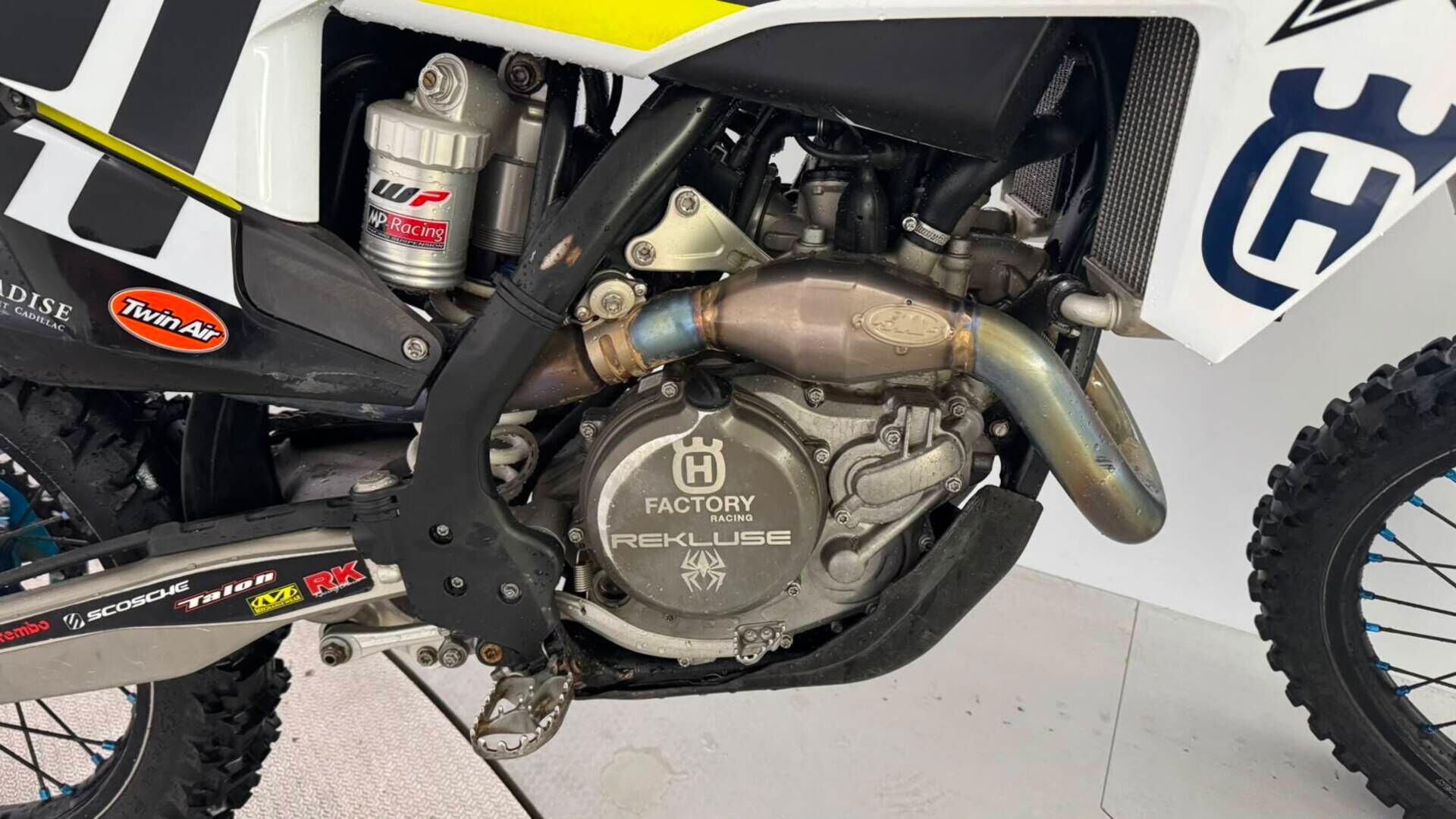 HUSQVARNA FC 2022 450 - ROCKSTAR Edition | FMF Putkisto | WP Iskunvaimentimet | Luistonesto | Moottorikartat | 138h ajettu 