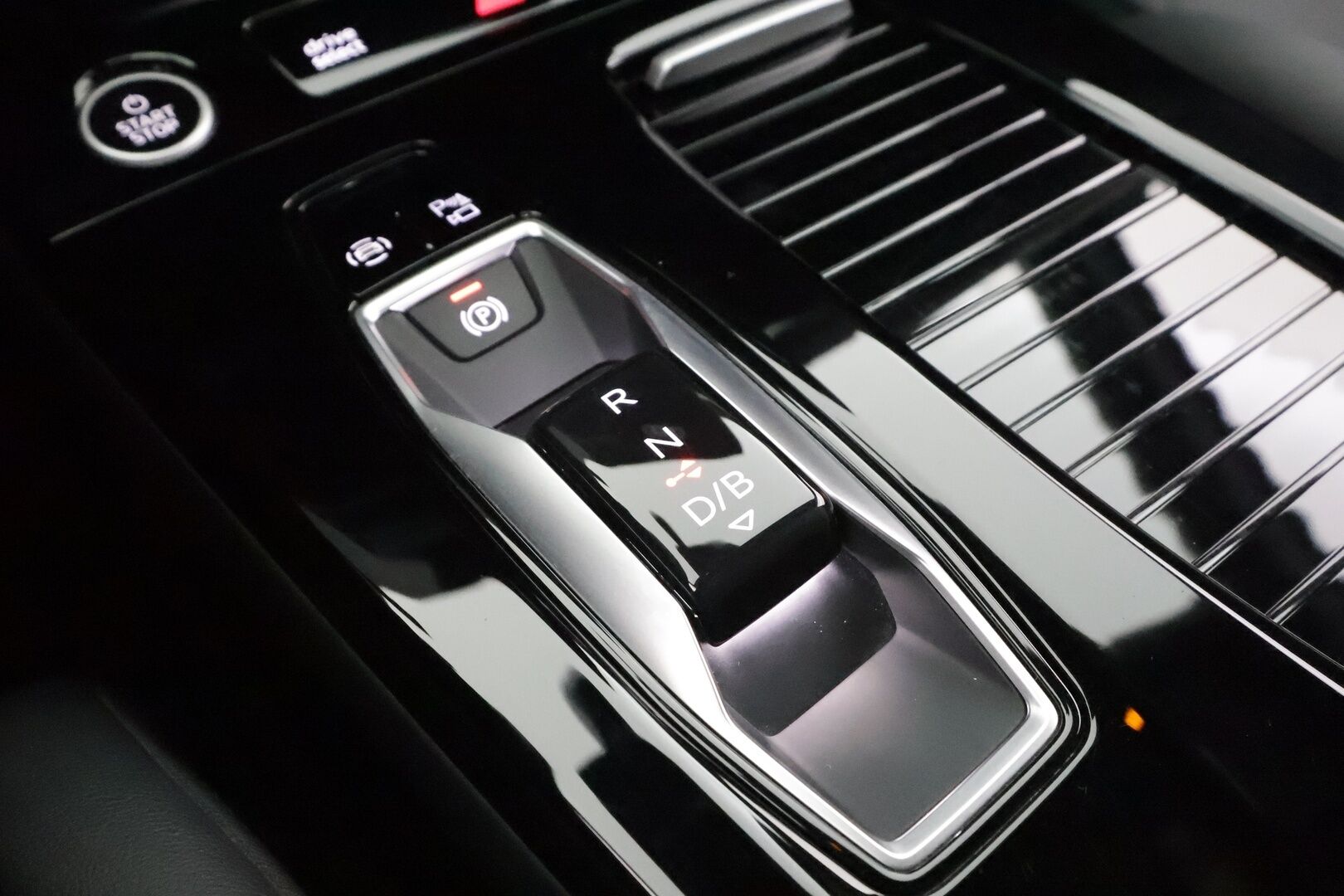 Audi Q6 e-tron 2024 quattro LE S line - ILP | Vetokoukku | ACC | Matrix LED | Akuston esilämmitys | Nahkasisusta | Sporttipenkit Muistilla | Merkkihuollot | 360-Kamera | Supervarusteet!