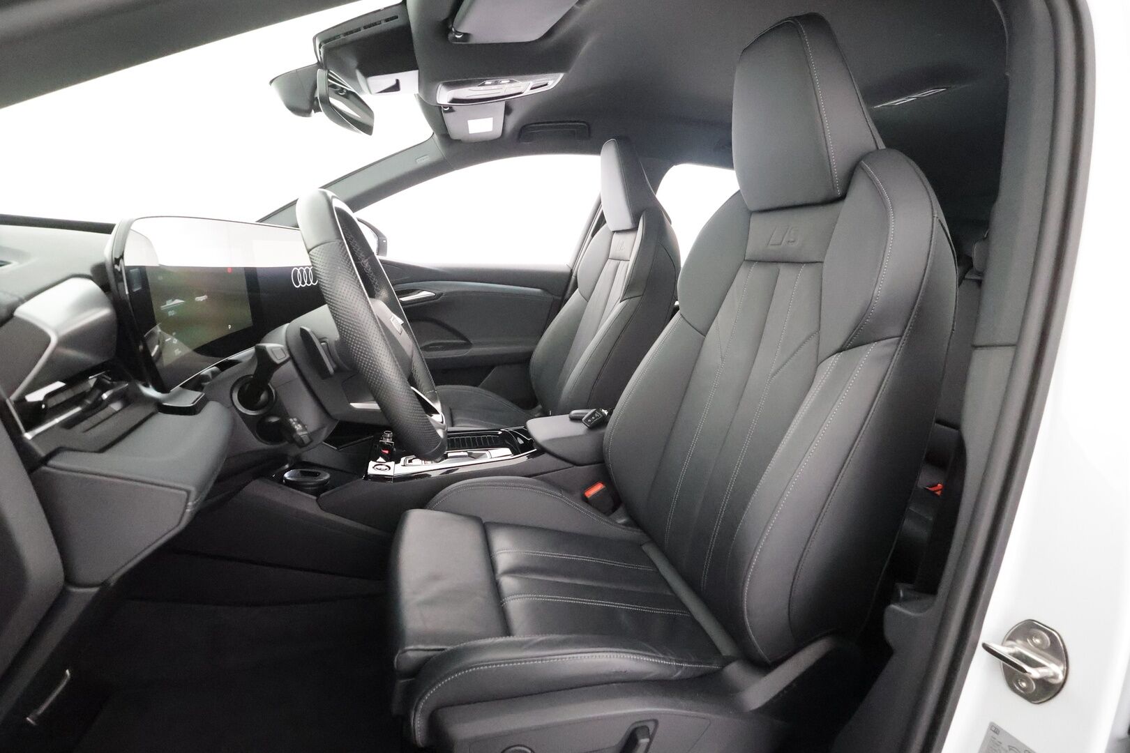 Audi Q6 e-tron 2024 quattro LE S line - ILP | Vetokoukku | ACC | Matrix LED | Akuston esilämmitys | Nahkasisusta | Sporttipenkit Muistilla | Merkkihuollot | 360-Kamera | Supervarusteet!