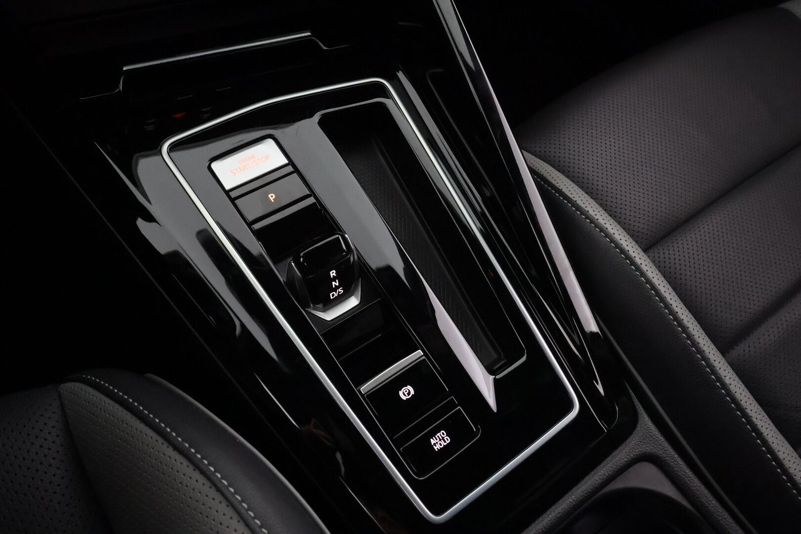 VOLKSWAGEN GOLF 2023 GTE 1.4 TSI Hybrid 180 DSG *ACC / Koukku / Webasto / Matrix-LED / Tuuletetut Nahat / Muistipenkki / Apple&Android * - Merkkihuollettu / Kahdet renkaat