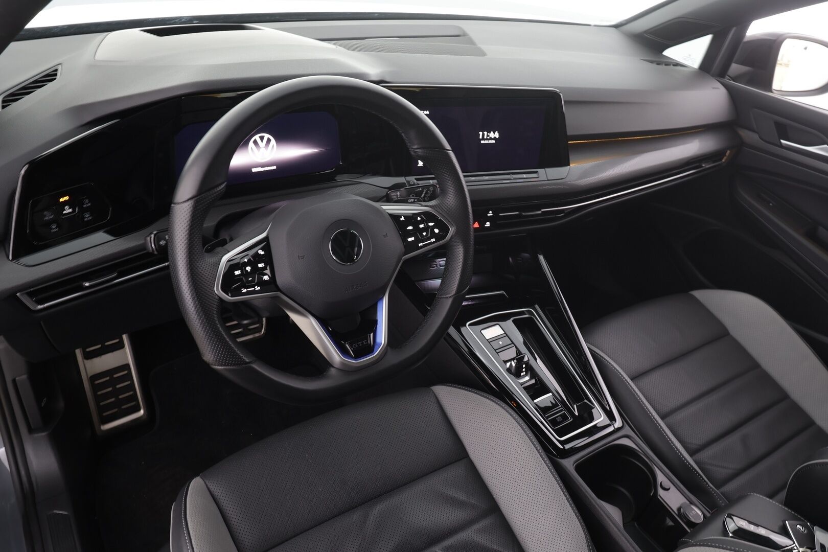 VOLKSWAGEN GOLF 2023 GTE 1.4 TSI Hybrid 180 DSG *ACC / Koukku / Webasto / Matrix-LED / Tuuletetut Nahat / Muistipenkki / Apple&Android * - Merkkihuollettu / Kahdet renkaat