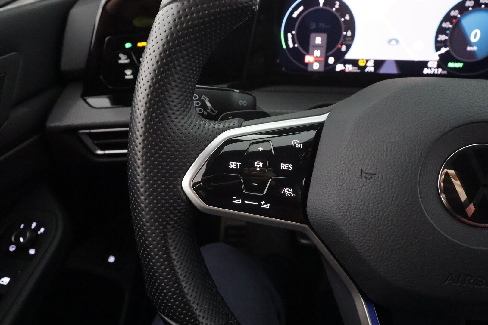 VOLKSWAGEN GOLF 2023 GTE 1.4 TSI Hybrid 180 DSG *ACC / Koukku / Webasto / Matrix-LED / Tuuletetut Nahat / Muistipenkki / Apple&Android * - Merkkihuollettu / Kahdet renkaat