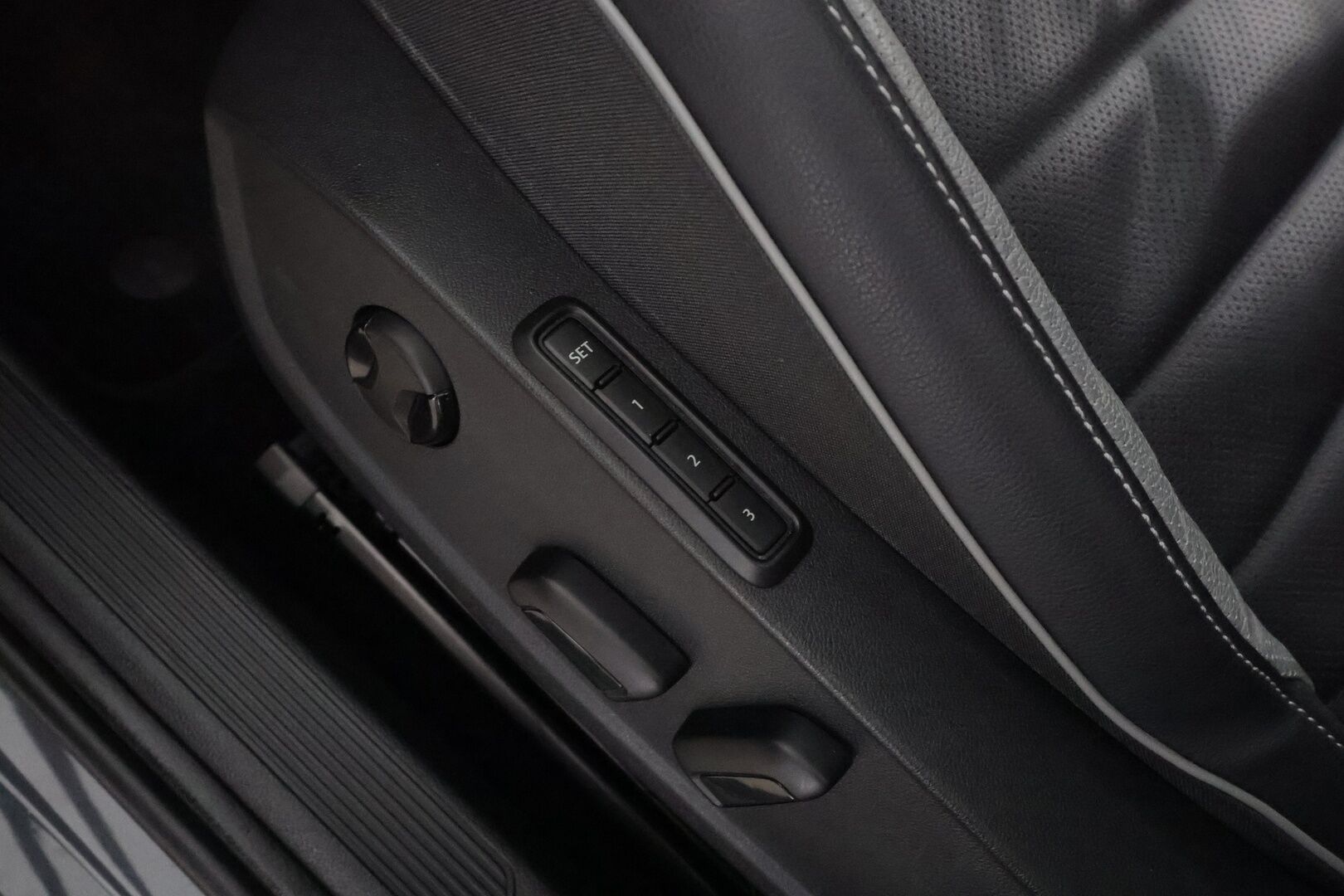 VOLKSWAGEN GOLF 2023 GTE 1.4 TSI Hybrid 180 DSG *ACC / Koukku / Webasto / Matrix-LED / Tuuletetut Nahat / Muistipenkki / Apple&Android * - Merkkihuollettu / Kahdet renkaat