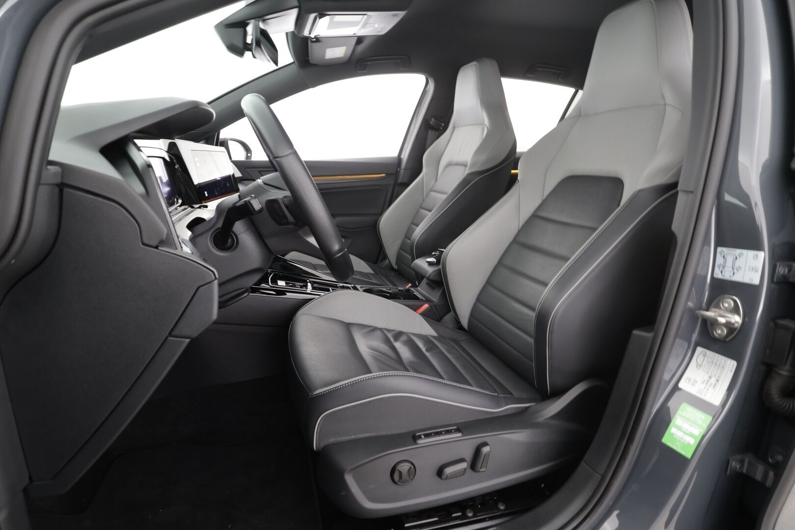 VOLKSWAGEN GOLF 2023 GTE 1.4 TSI Hybrid 180 DSG *ACC / Koukku / Webasto / Matrix-LED / Tuuletetut Nahat / Muistipenkki / Apple&Android * - Merkkihuollettu / Kahdet renkaat