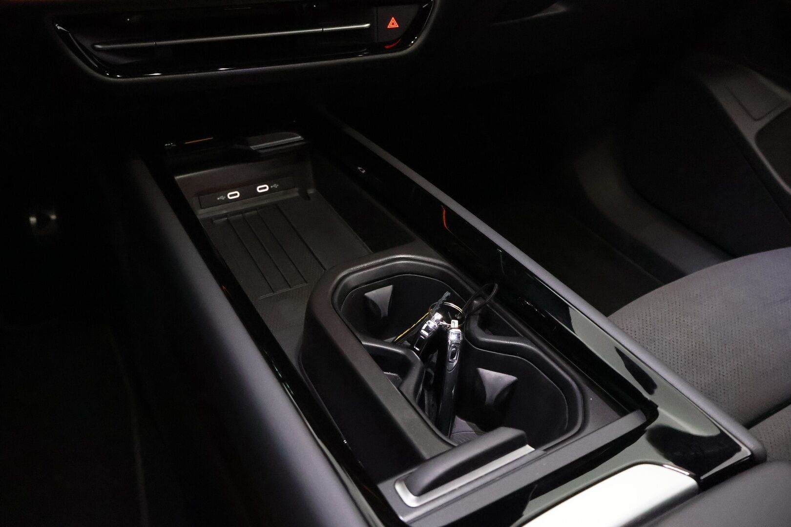 VOLKSWAGEN ID.7 2025 Tourer GTX 4Motion electric 250 kW *ALV* - 2,99 % KORKOTARJOUS TÄHÄN AUTOON - Lämpöpumppu / HUD / Harman&Kardon / Adapt.Vakkari / Vetokoukku / Ilmastoidut & Hierovat Etuistuimet / 360-Kamera / Lasikatto / IQ Matrix Led / Upea!