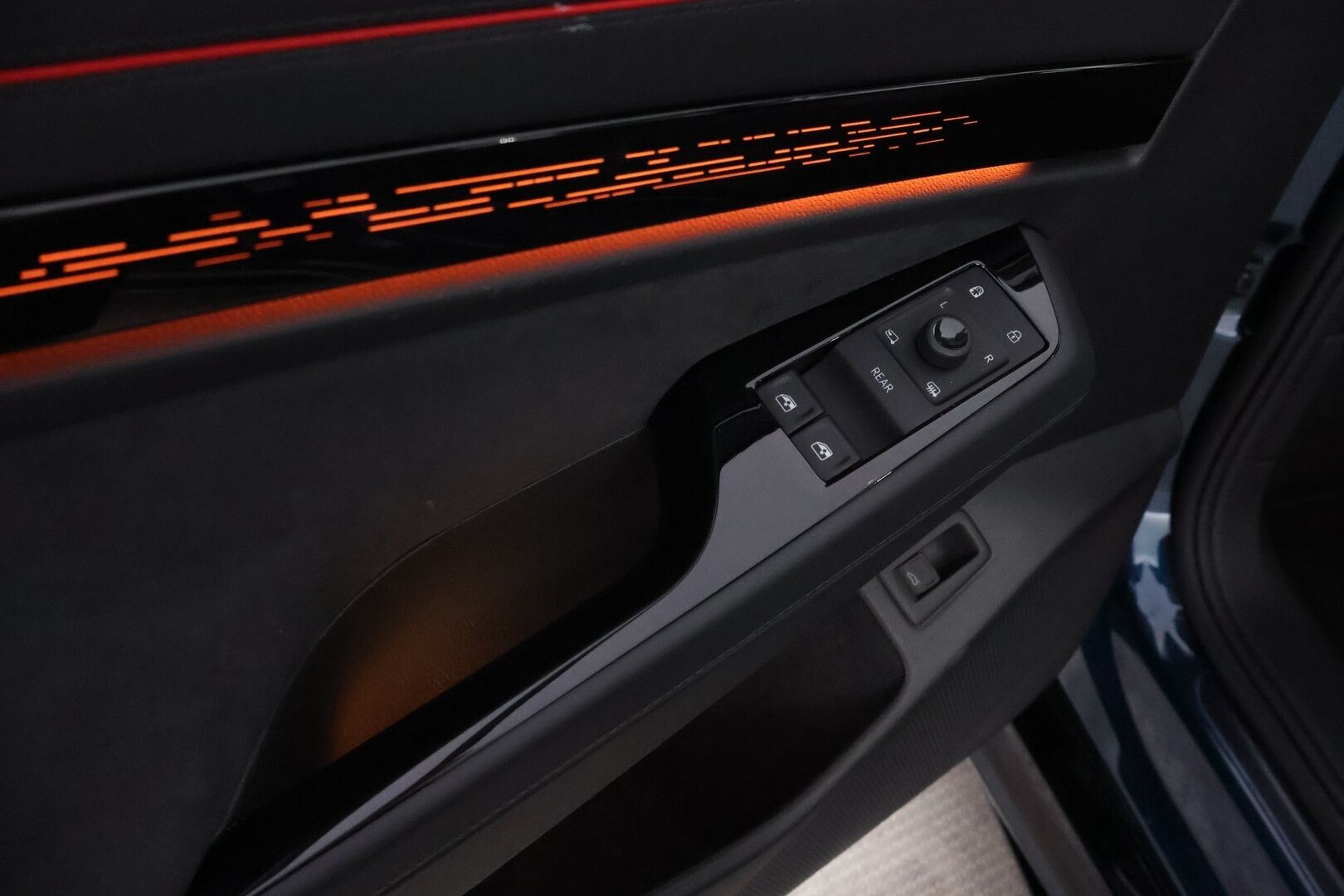 VOLKSWAGEN ID.7 2025 Tourer GTX 4Motion electric 250 kW *ALV* - 2,99 % KORKOTARJOUS TÄHÄN AUTOON - Lämpöpumppu / HUD / Harman&Kardon / Adapt.Vakkari / Vetokoukku / Ilmastoidut & Hierovat Etuistuimet / 360-Kamera / Lasikatto / IQ Matrix Led / Upea!