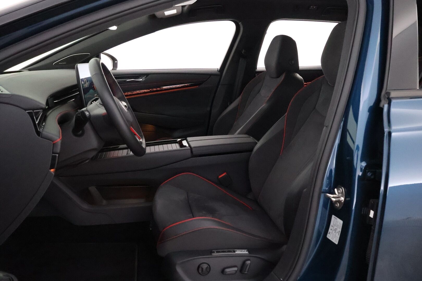 VOLKSWAGEN ID.7 2025 Tourer GTX 4Motion electric 250 kW *ALV* - 2,99 % KORKOTARJOUS TÄHÄN AUTOON - Lämpöpumppu / HUD / Harman&Kardon / Adapt.Vakkari / Vetokoukku / Ilmastoidut & Hierovat Etuistuimet / 360-Kamera / Lasikatto / IQ Matrix Led / Upea!