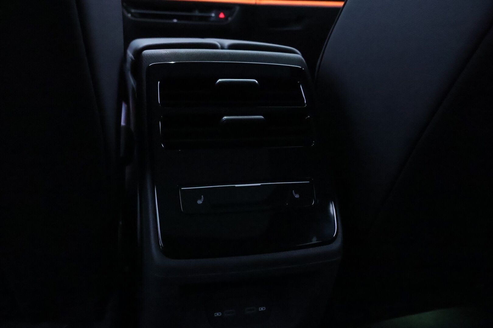 VOLKSWAGEN ID.7 2025 Tourer GTX 4Motion electric 250 kW *ALV* - 2,99 % KORKOTARJOUS TÄHÄN AUTOON - Lämpöpumppu / HUD / Harman&Kardon / Adapt.Vakkari / Vetokoukku / Ilmastoidut & Hierovat Etuistuimet / 360-Kamera / Lasikatto / IQ Matrix Led / Upea!