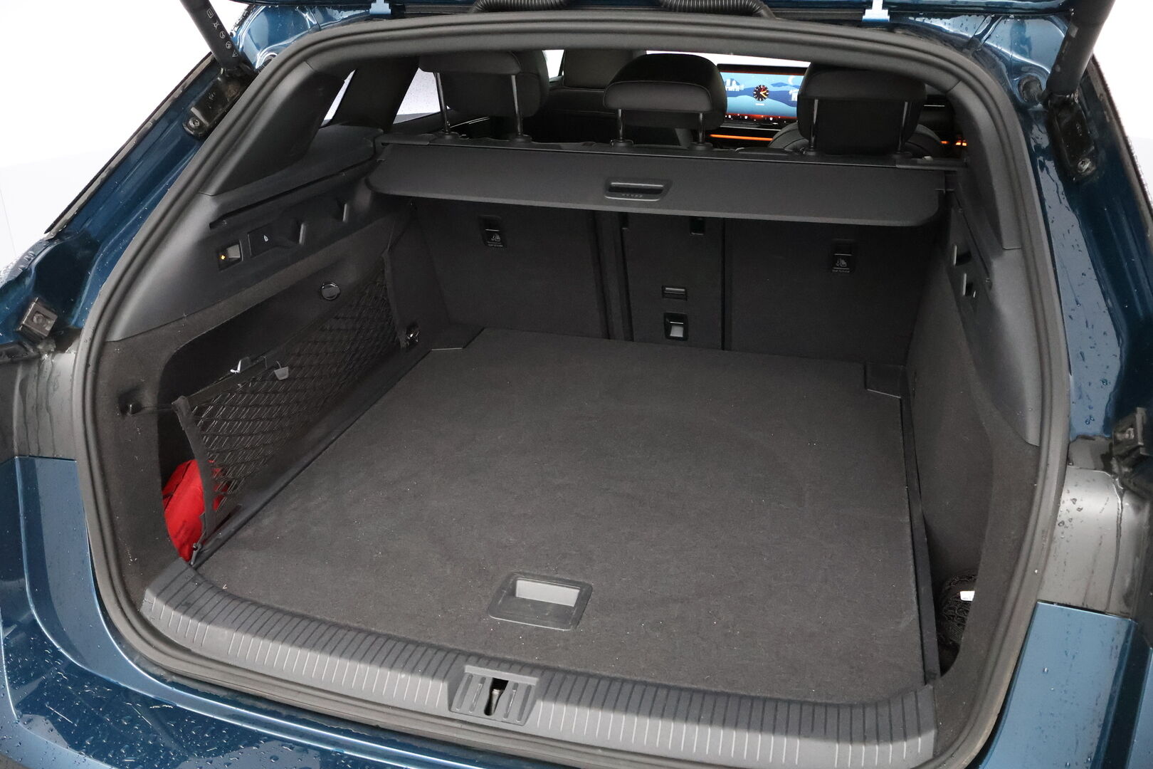 VOLKSWAGEN ID.7 2025 Tourer GTX 4Motion electric 250 kW *ALV* - 2,99 % KORKOTARJOUS TÄHÄN AUTOON - Lämpöpumppu / HUD / Harman&Kardon / Adapt.Vakkari / Vetokoukku / Ilmastoidut & Hierovat Etuistuimet / 360-Kamera / Lasikatto / IQ Matrix Led / Upea!