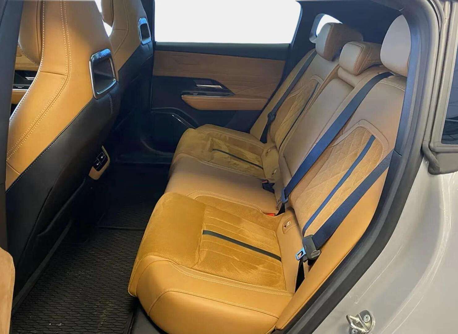 Mazda 6e 2025 80 kWh Takumi Plus Long Range - ILP / ACC / 360 / Panorama / HUD / Sony / Ilmastoidut etuistuimet sähkösäädöllä / Nappanahka-mokkakangasverhoilu | TULOSSA |