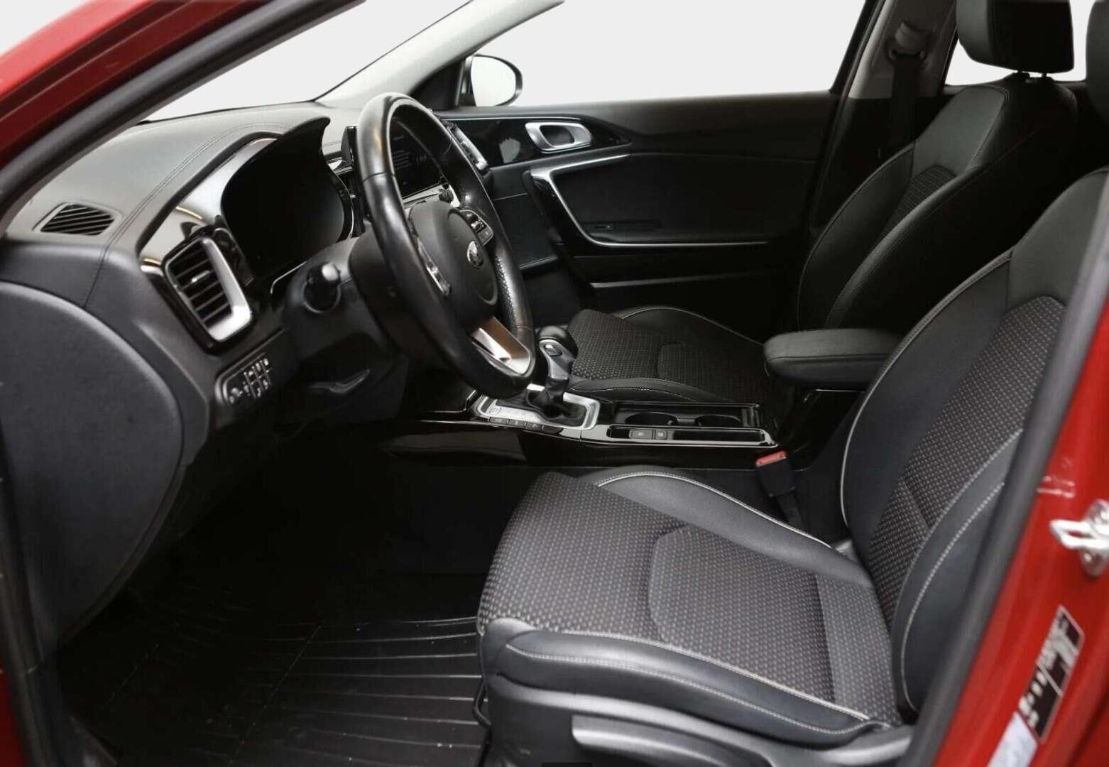 KIA XCEED 2020 1,6 GDI Plug-In Hybrid Business Premium DCT **Adapt.vakkari / P.kamera / Digimittaristo / KeylessGo / Puolinahat** - Merkkihuollettu / Kahdet renkaat aluvanteilla