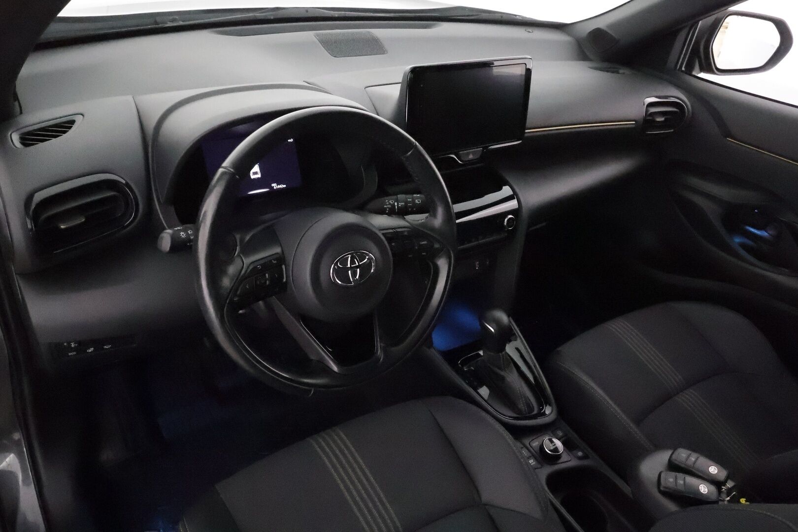 TOYOTA YARIS CROSS 2022 1,5 Hybrid AWD-i Adventure *ACC / P.kamera / Koukku / Lohkolämmitin / LED / Navi / KeylessGo / Puolinahat* - Kahdet renkaat aluvanteilla / Merkkihuollettu