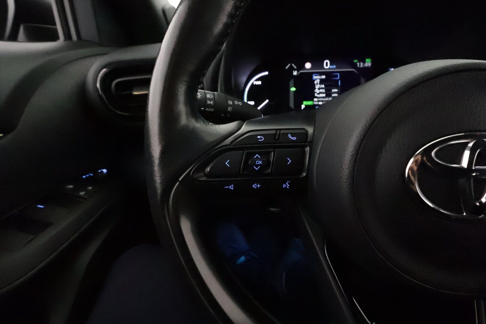 TOYOTA YARIS CROSS 2022 1,5 Hybrid AWD-i Adventure *ACC / P.kamera / Koukku / Lohkolämmitin / LED / Navi / KeylessGo / Puolinahat* - Kahdet renkaat aluvanteilla / Merkkihuollettu