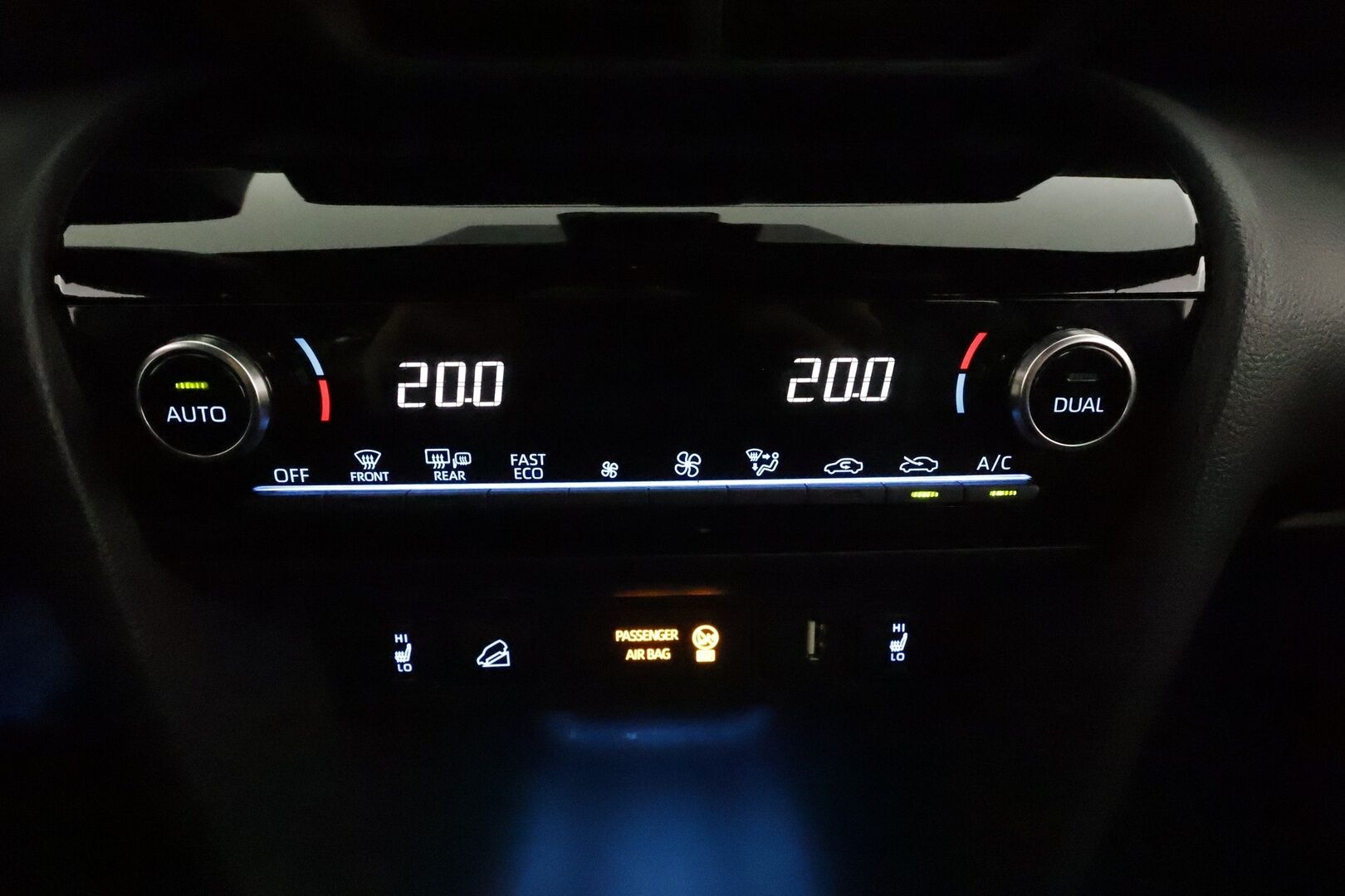 TOYOTA YARIS CROSS 2022 1,5 Hybrid AWD-i Adventure *ACC / P.kamera / Koukku / Lohkolämmitin / LED / Navi / KeylessGo / Puolinahat* - Kahdet renkaat aluvanteilla / Merkkihuollettu