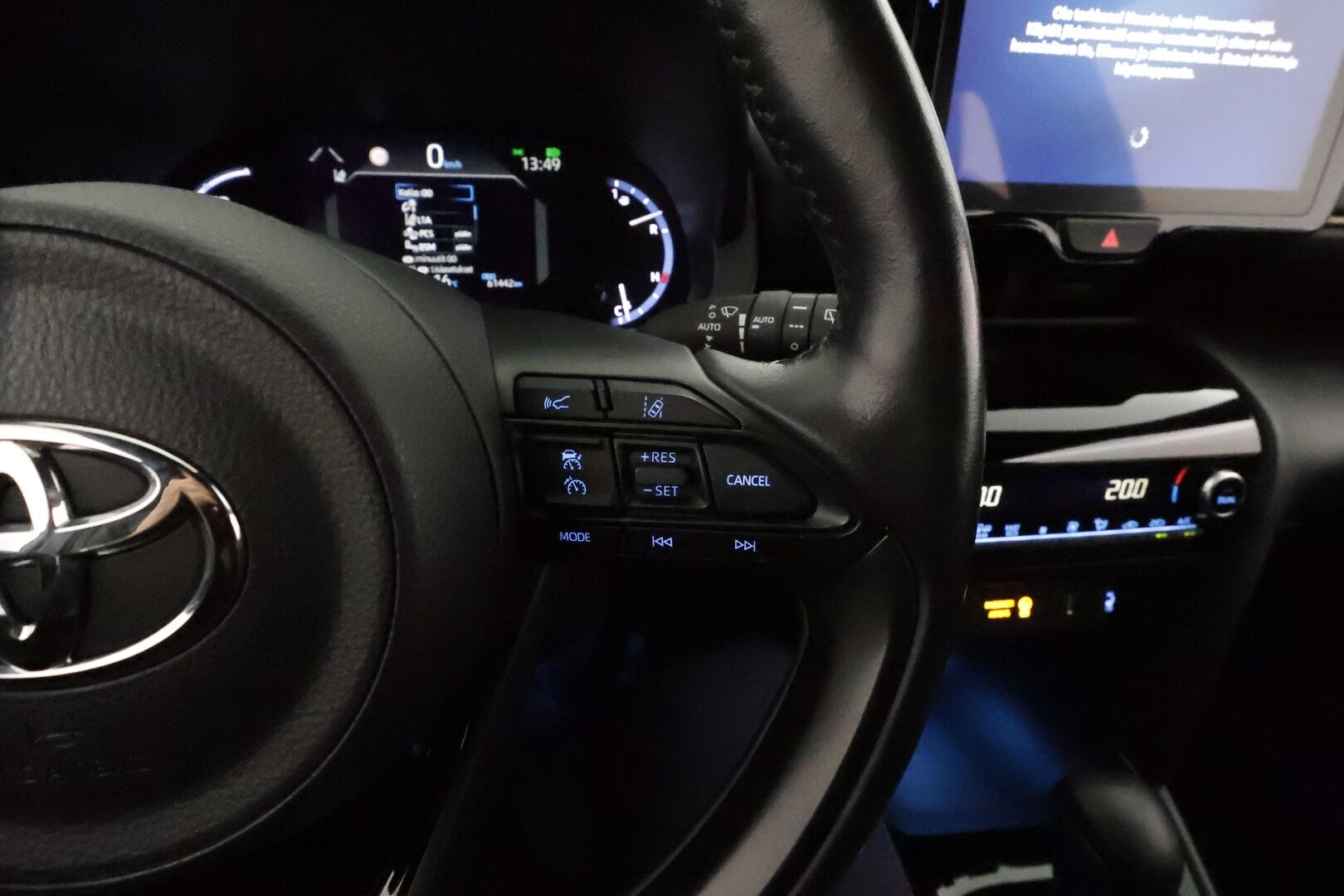 TOYOTA YARIS CROSS 2022 1,5 Hybrid AWD-i Adventure *ACC / P.kamera / Koukku / Lohkolämmitin / LED / Navi / KeylessGo / Puolinahat* - Kahdet renkaat aluvanteilla / Merkkihuollettu