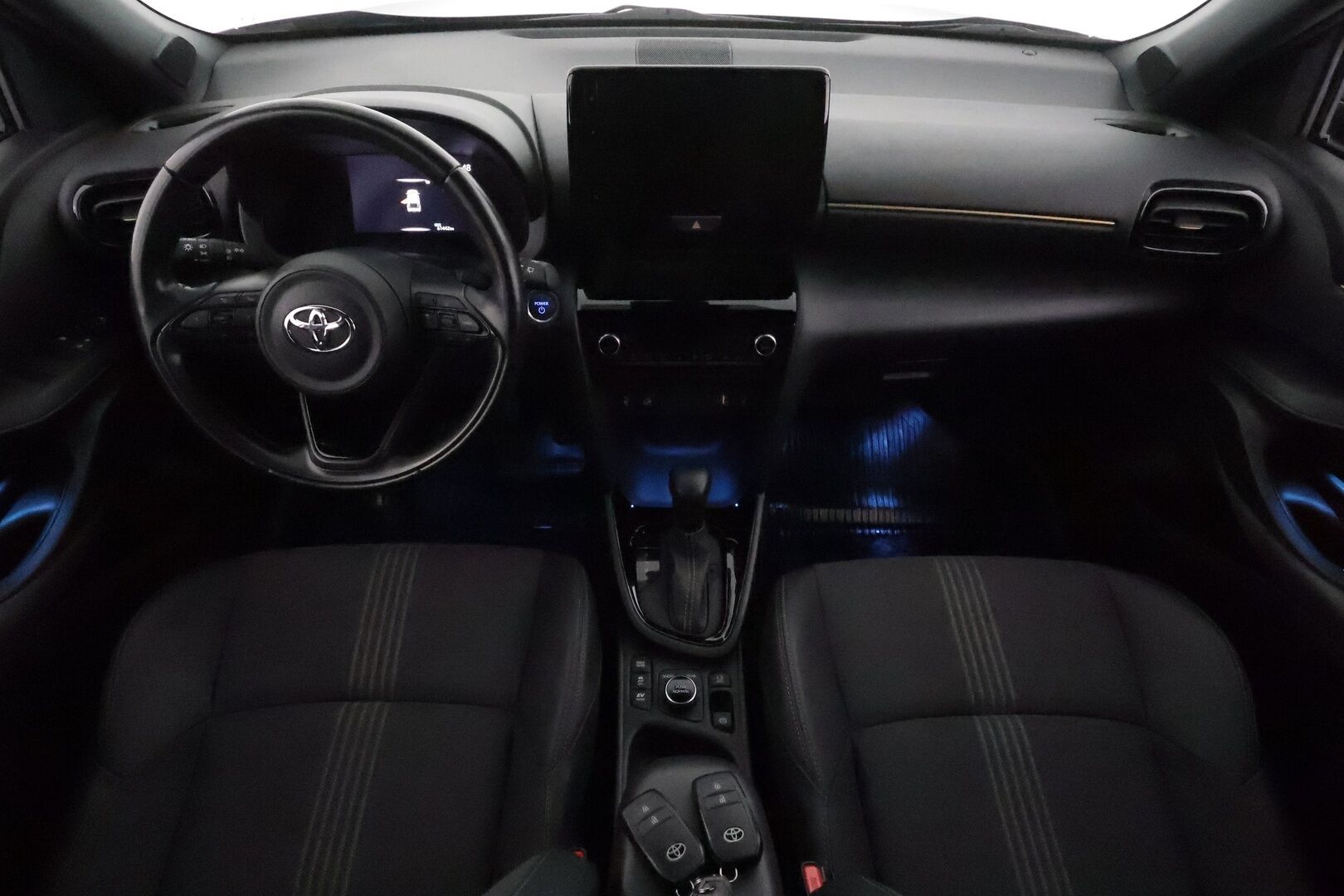 TOYOTA YARIS CROSS 2022 1,5 Hybrid AWD-i Adventure *ACC / P.kamera / Koukku / Lohkolämmitin / LED / Navi / KeylessGo / Puolinahat* - Kahdet renkaat aluvanteilla / Merkkihuollettu