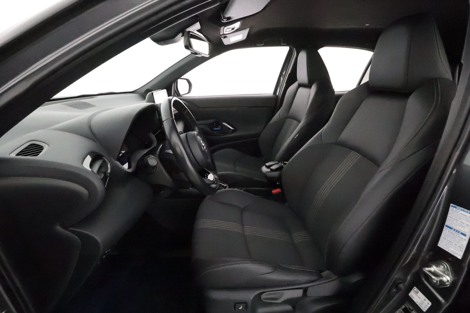 TOYOTA YARIS CROSS 2022 1,5 Hybrid AWD-i Adventure *ACC / P.kamera / Koukku / Lohkolämmitin / LED / Navi / KeylessGo / Puolinahat* - Kahdet renkaat aluvanteilla / Merkkihuollettu