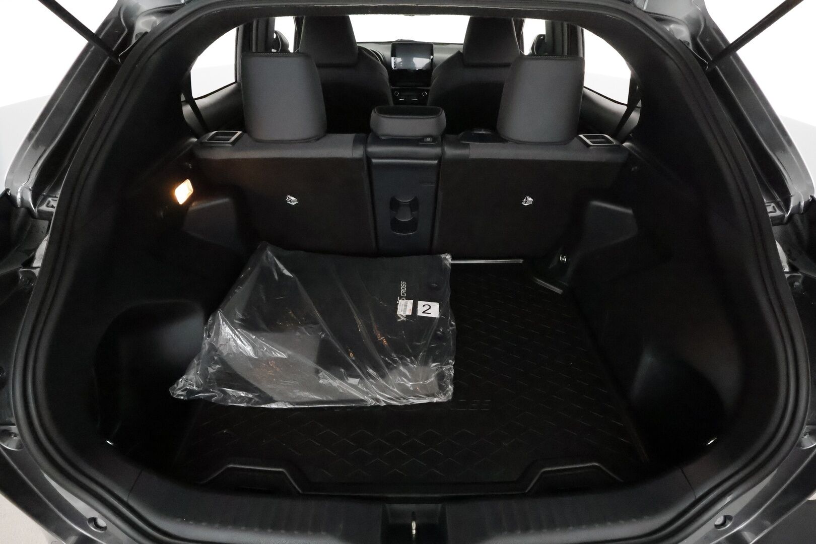 TOYOTA YARIS CROSS 2022 1,5 Hybrid AWD-i Adventure *ACC / P.kamera / Koukku / Lohkolämmitin / LED / Navi / KeylessGo / Puolinahat* - Kahdet renkaat aluvanteilla / Merkkihuollettu