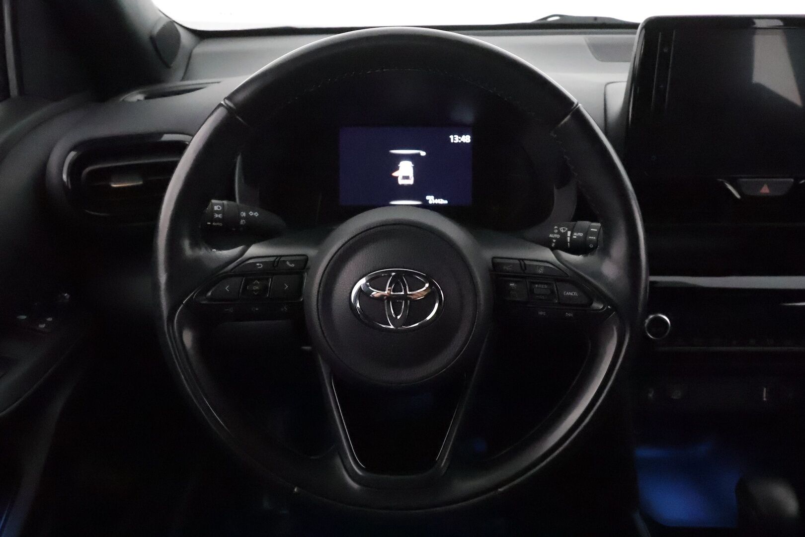 TOYOTA YARIS CROSS 2022 1,5 Hybrid AWD-i Adventure *ACC / P.kamera / Koukku / Lohkolämmitin / LED / Navi / KeylessGo / Puolinahat* - Kahdet renkaat aluvanteilla / Merkkihuollettu