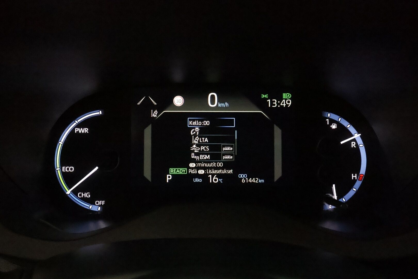 TOYOTA YARIS CROSS 2022 1,5 Hybrid AWD-i Adventure *ACC / P.kamera / Koukku / Lohkolämmitin / LED / Navi / KeylessGo / Puolinahat* - Kahdet renkaat aluvanteilla / Merkkihuollettu