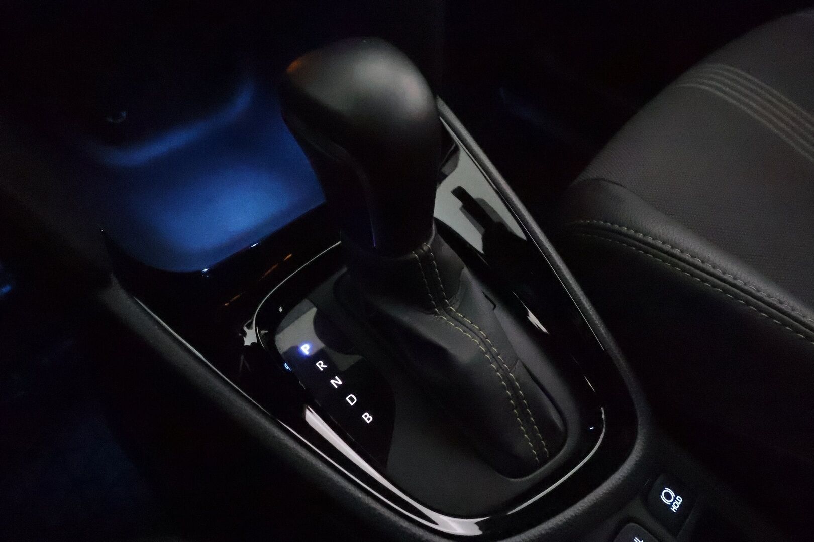 TOYOTA YARIS CROSS 2022 1,5 Hybrid AWD-i Adventure *ACC / P.kamera / Koukku / Lohkolämmitin / LED / Navi / KeylessGo / Puolinahat* - Kahdet renkaat aluvanteilla / Merkkihuollettu