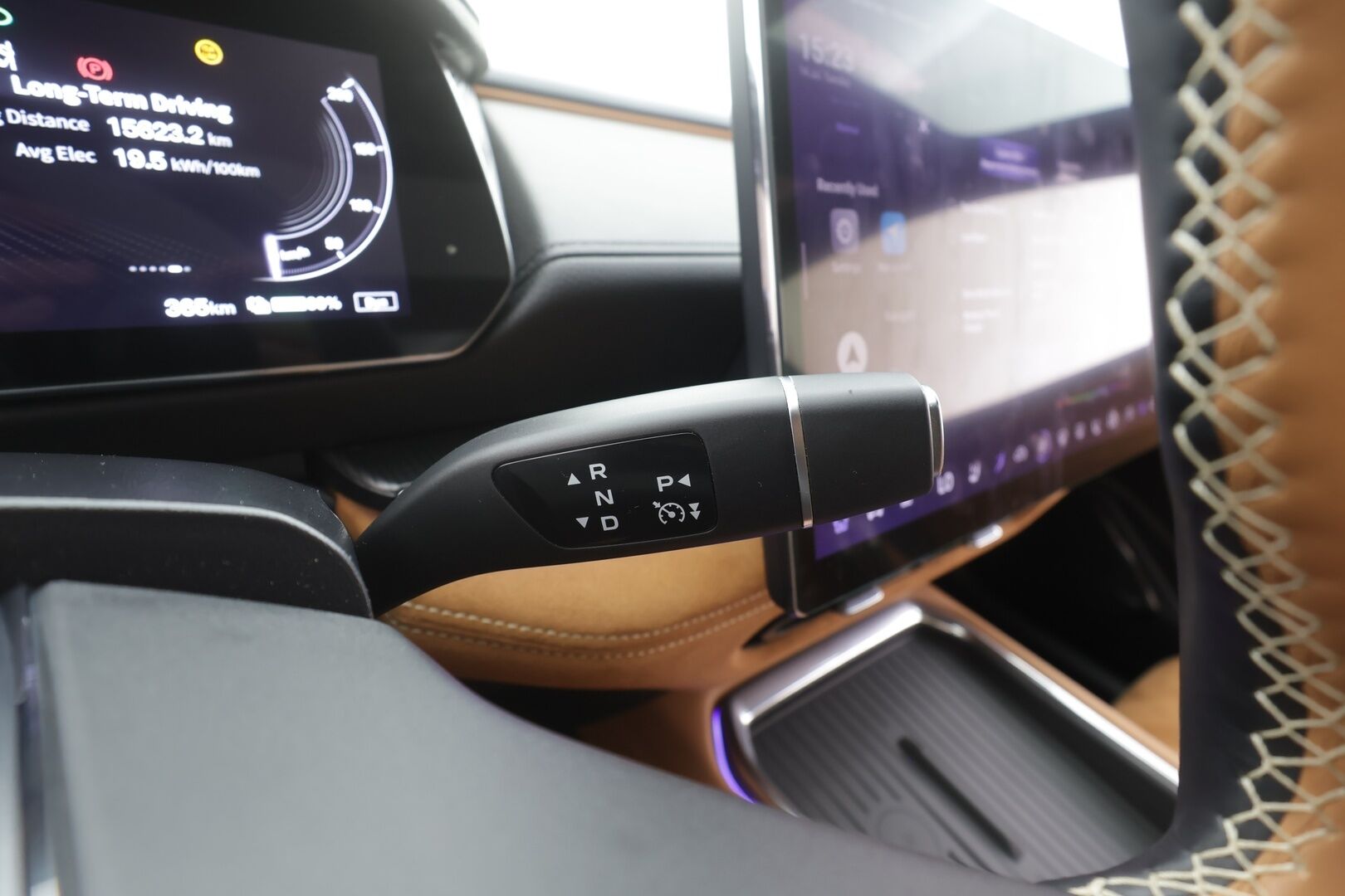 MAZDA 6 2025 e Takumi Plus - | ACC | ILP | Ilm. istuimet sähköllä | HUD | Panorama | Sony | Nahka-mokkakangas -verhoilu | 360° | CTS | BSM | Apple & Android | Ambient light |