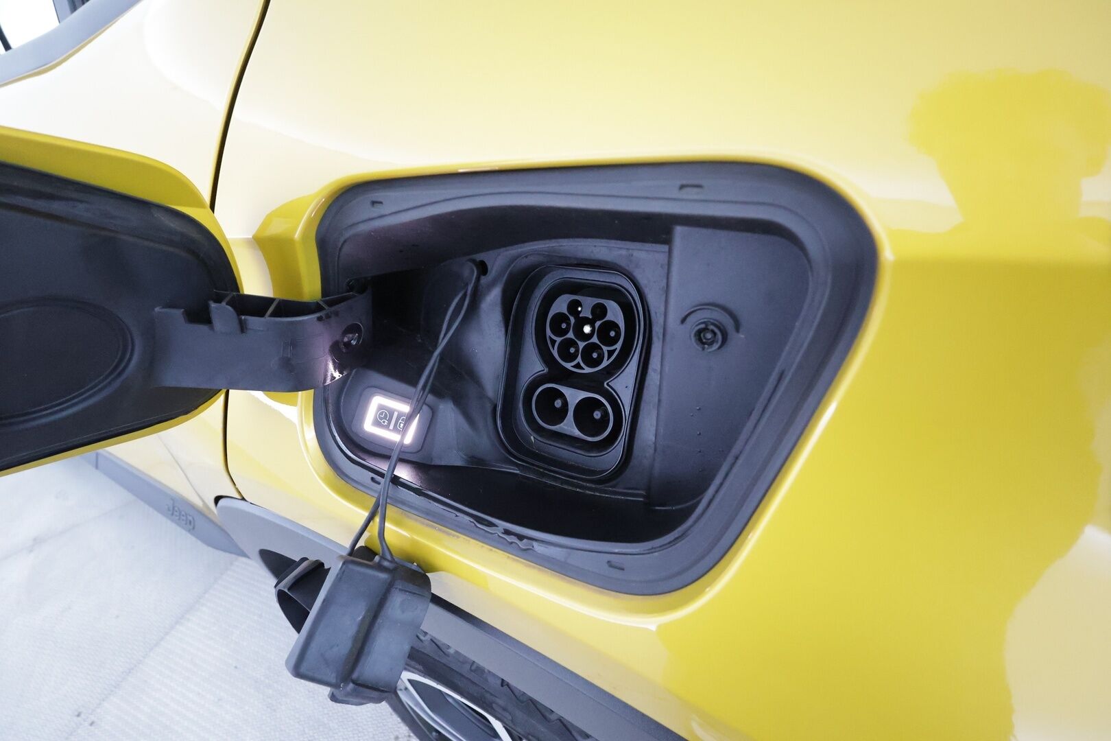 Jeep Avenger 2023 54kWh Automaatti Summit - | ACC | ILP | 11kw lataus | Puolinahat | P.kamera | Lane Assist | BSM | Ambient | Digimittaristo | LED | Apple & Android | Merkkihuollot | 2x renkaat | 