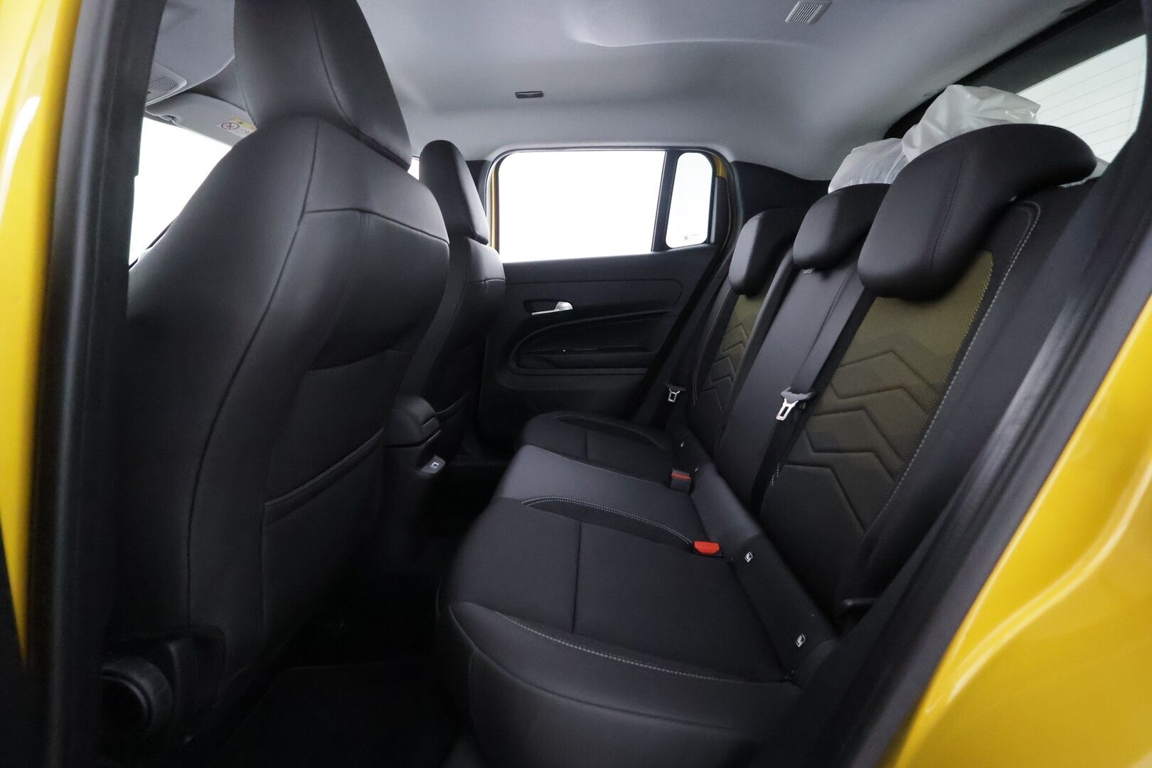 Jeep Avenger 2023 54kWh Automaatti Summit - | ACC | ILP | 11kw lataus | Puolinahat | P.kamera | Lane Assist | BSM | Ambient | Digimittaristo | LED | Apple & Android | Merkkihuollot | 2x renkaat | 