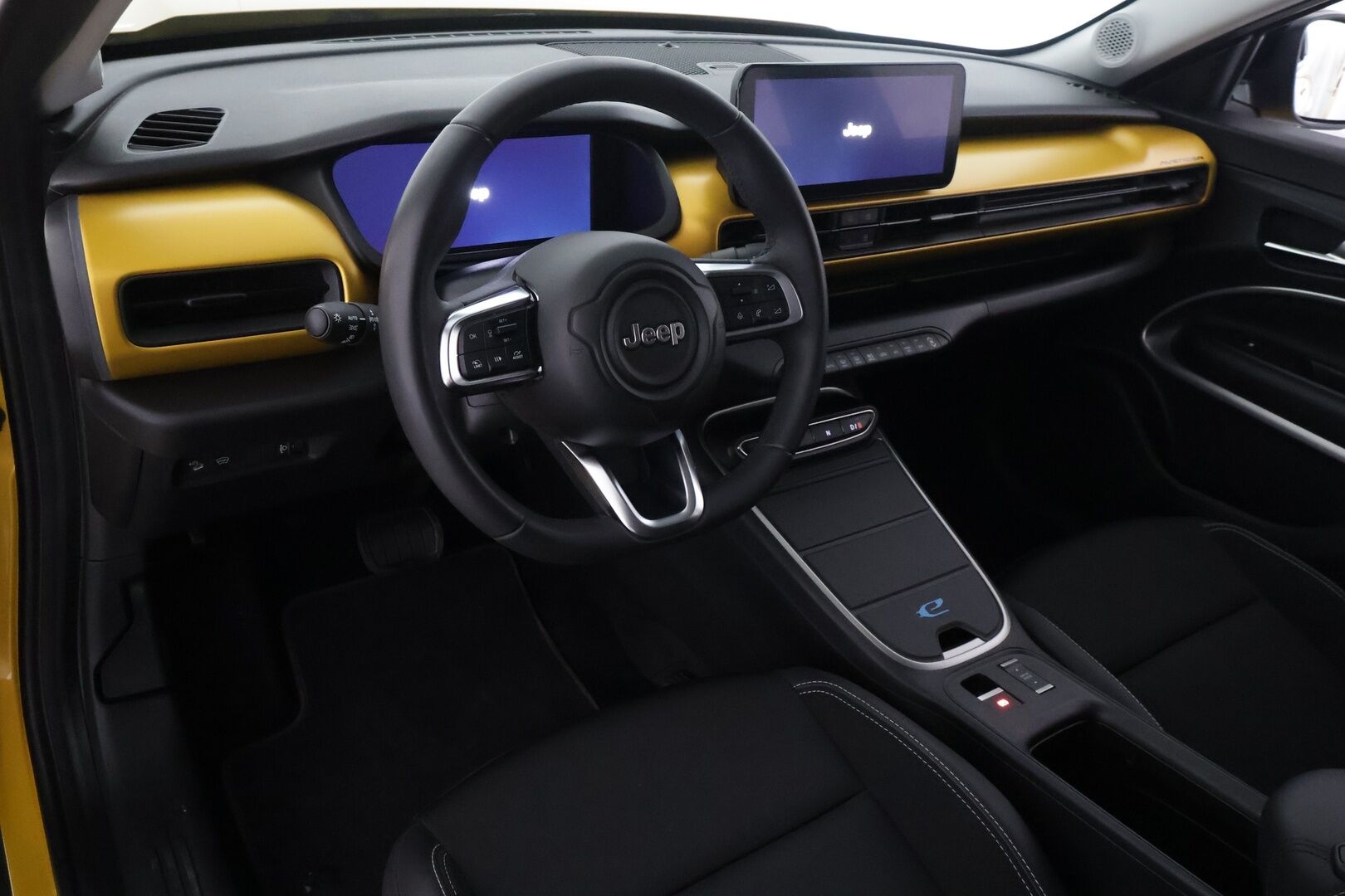 Jeep Avenger 2023 54kWh Automaatti Summit - | ACC | ILP | 11kw lataus | Puolinahat | P.kamera | Lane Assist | BSM | Ambient | Digimittaristo | LED | Apple & Android | Merkkihuollot | 2x renkaat | 