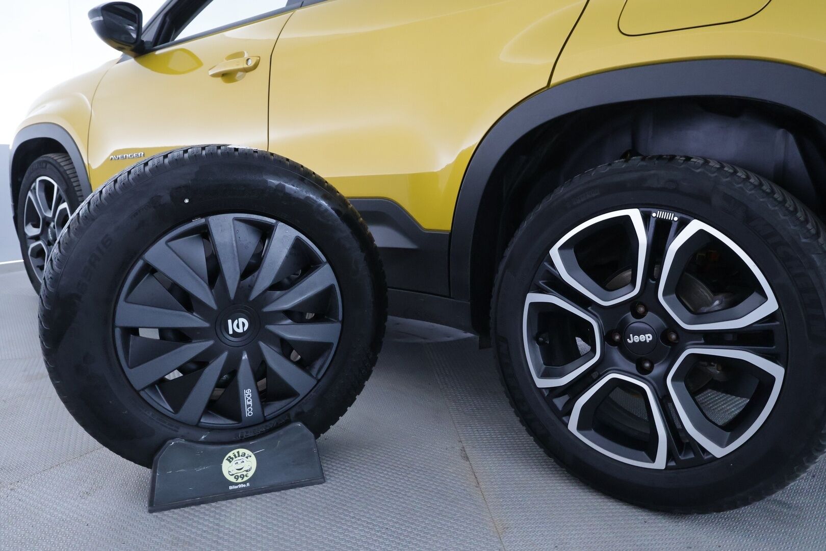 Jeep Avenger 2023 54kWh Automaatti Summit - | ACC | ILP | 11kw lataus | Puolinahat | P.kamera | Lane Assist | BSM | Ambient | Digimittaristo | LED | Apple & Android | Merkkihuollot | 2x renkaat | 